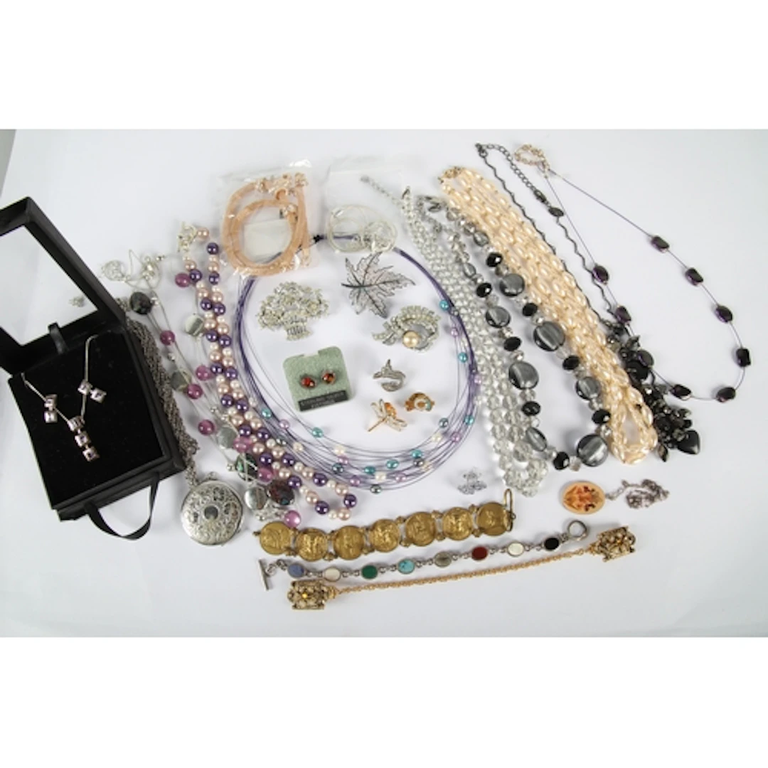 Assorted costume jewellery to include, bracelets , necklace,...
