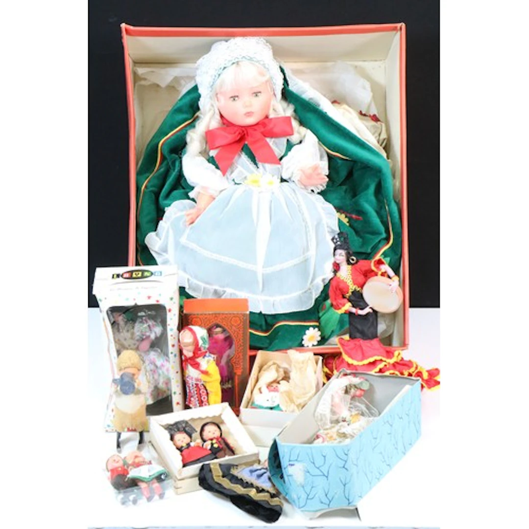 Collection of dolls to include 2 x boxed Layna dolls, boxed ...