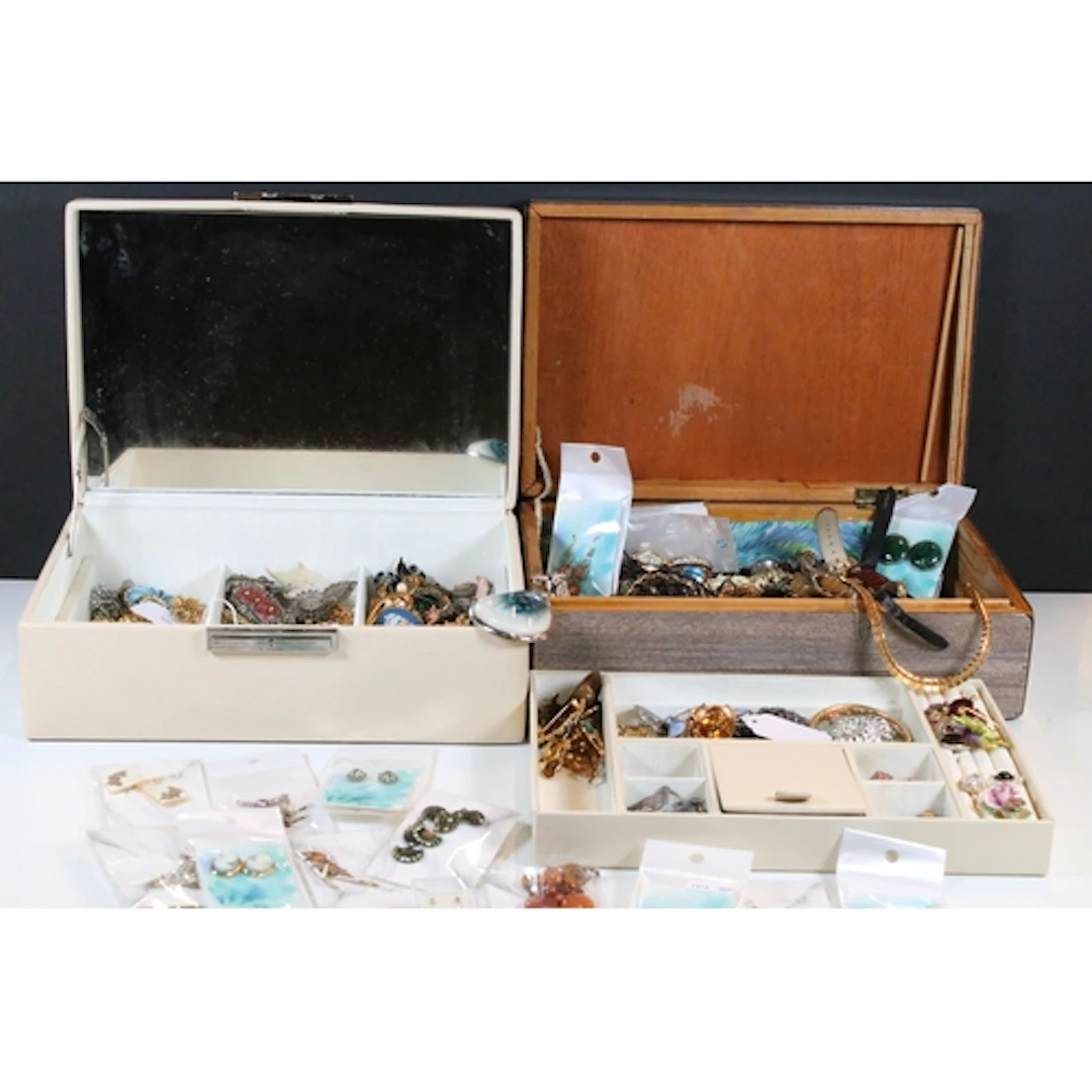 Collection of mixed costume jewellery to include 9ct gold ba...
