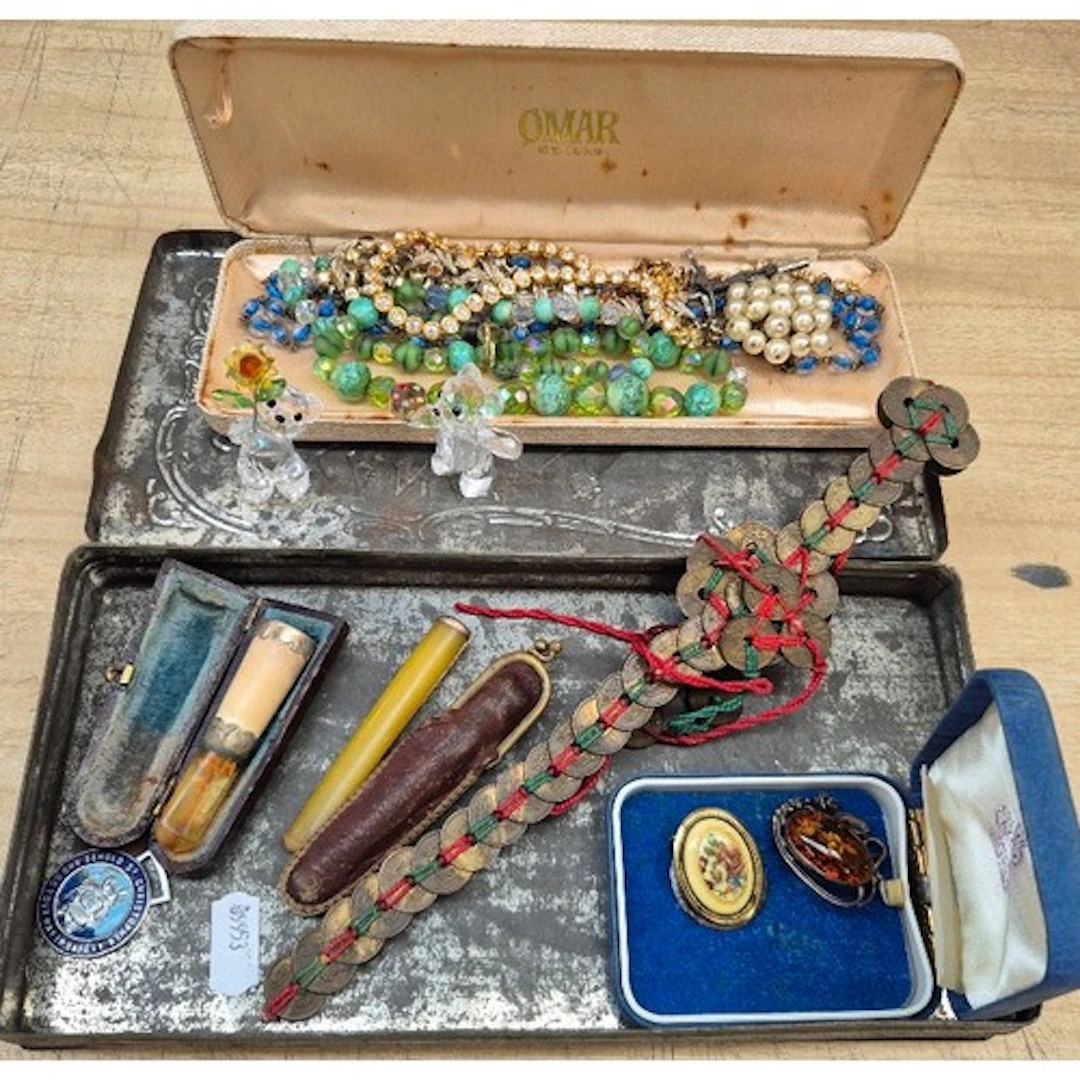 A tin of assorted collectables & costume jewellery to includ...