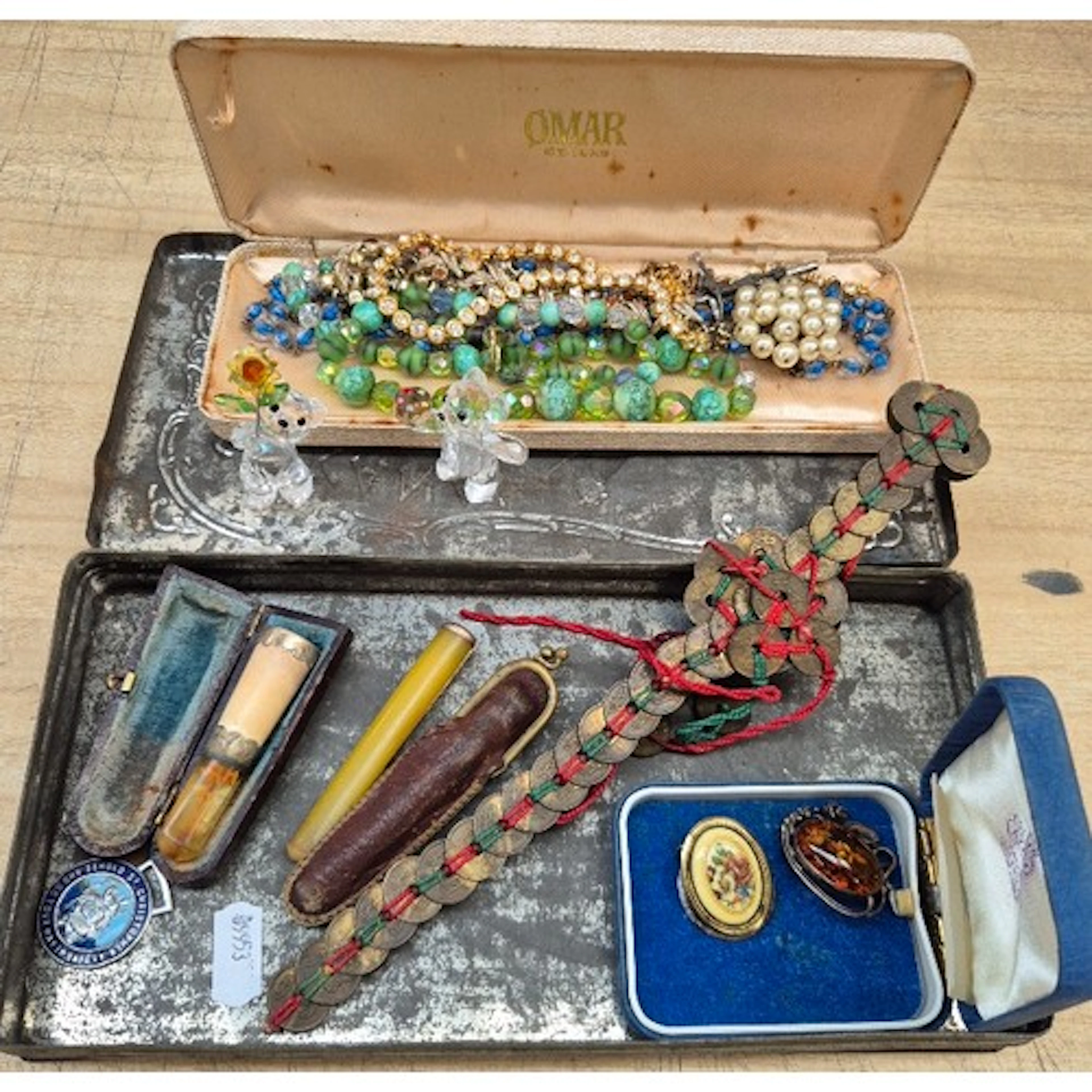 A tin of assorted collectables & costume jewellery to includ...