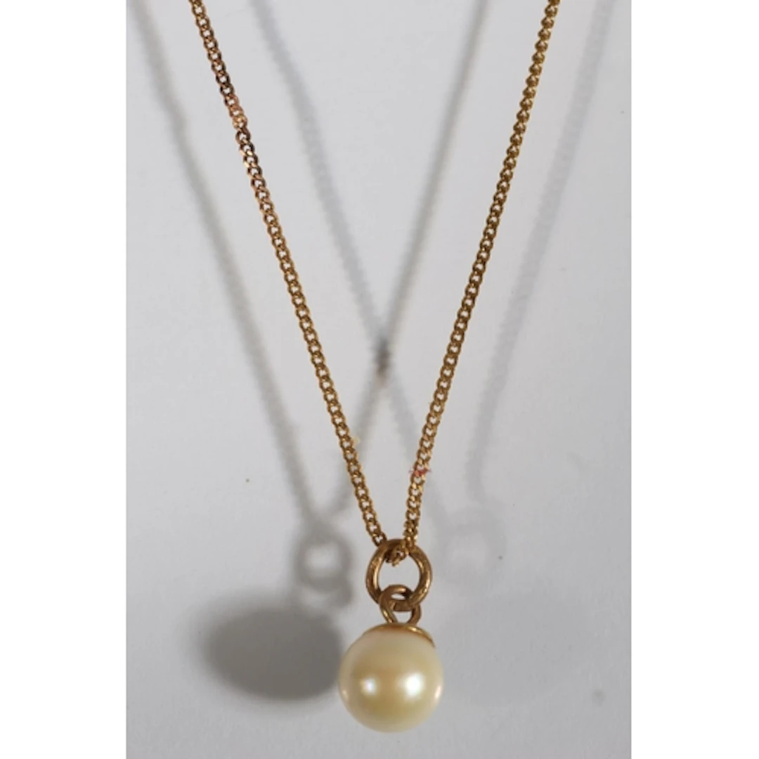 Pearl pendant on 9ct gold chain, 1.3g gross.