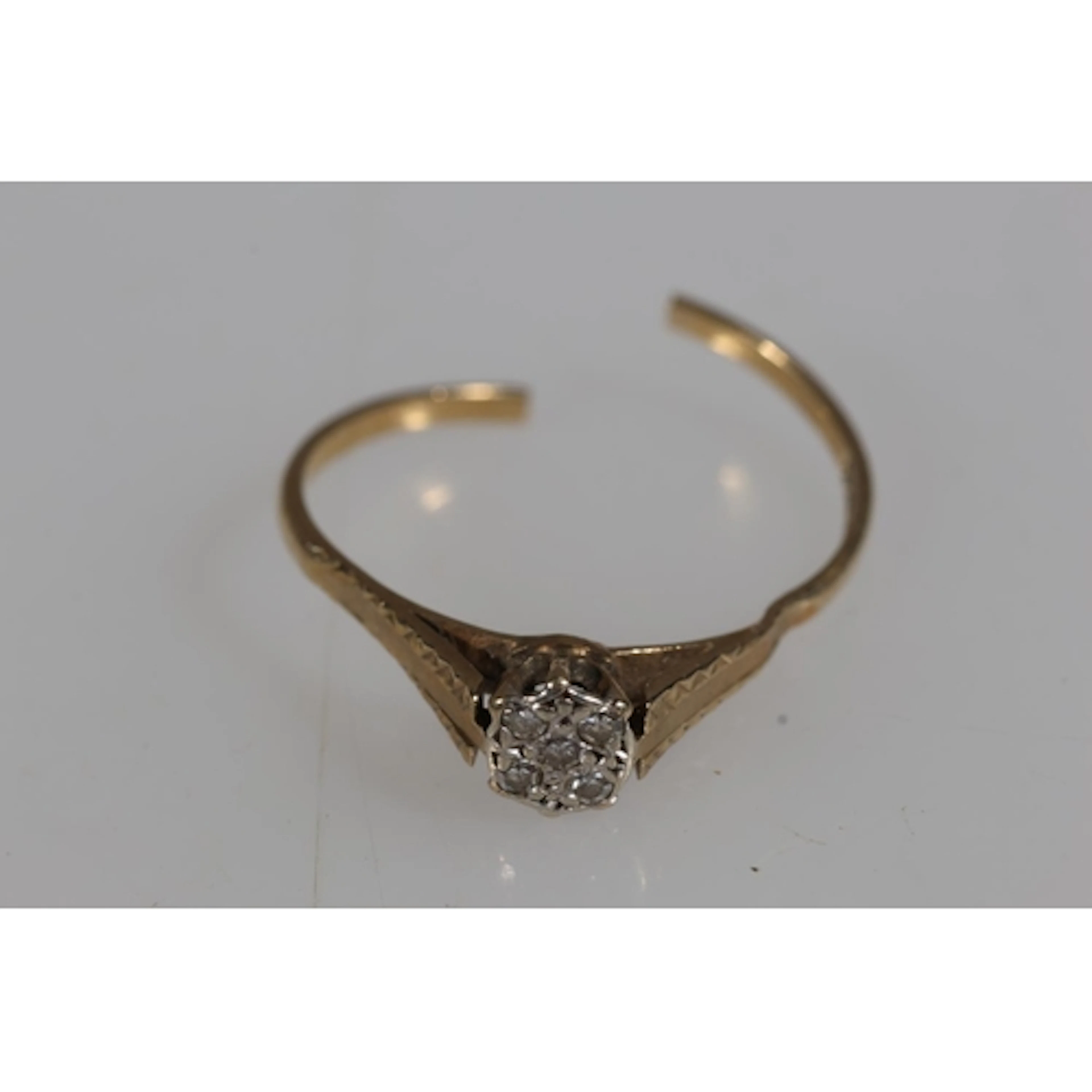 9ct gold five stone ring, clipped, 1.3g gross.