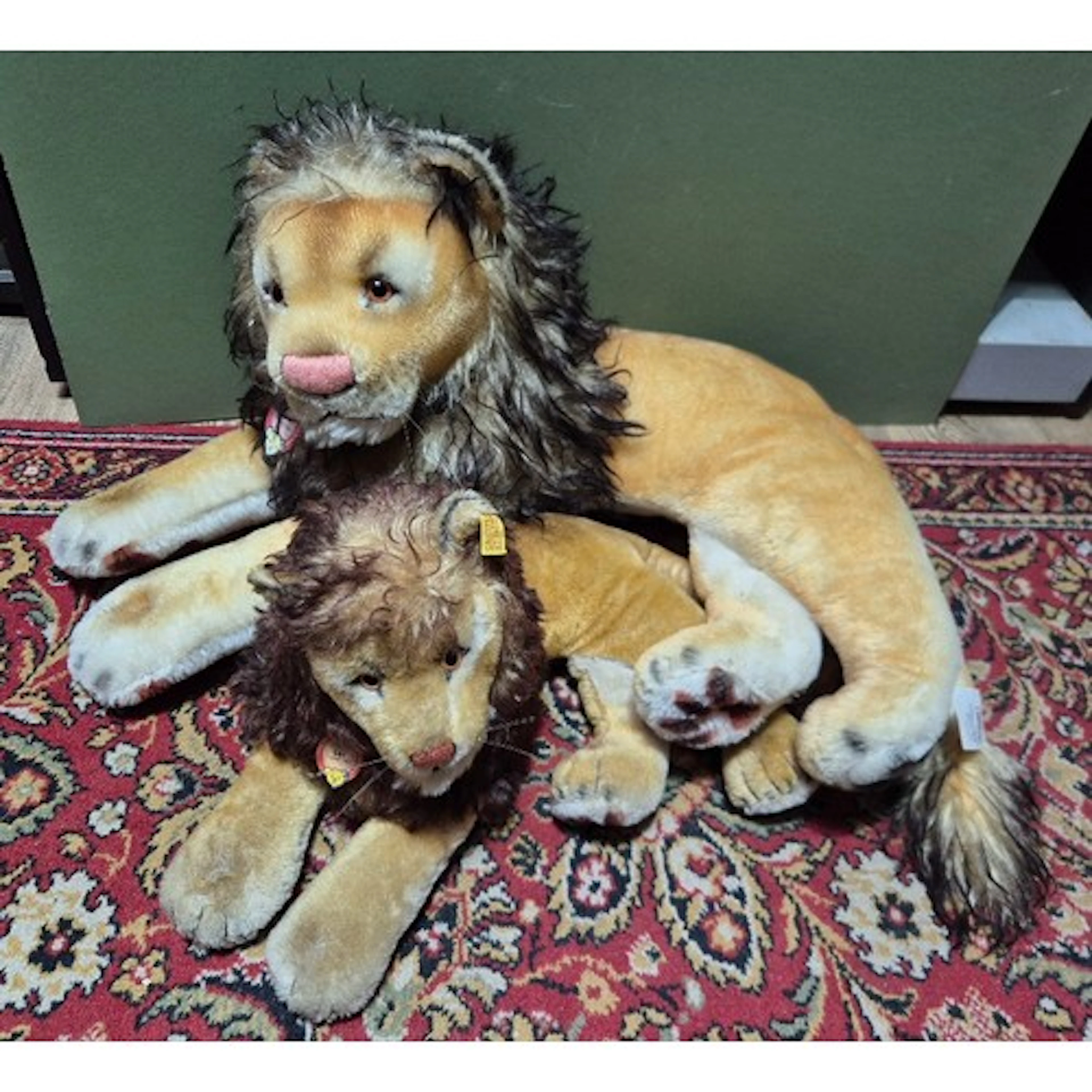 Two Steiff Leo lions, 1 x large & 1 x small.