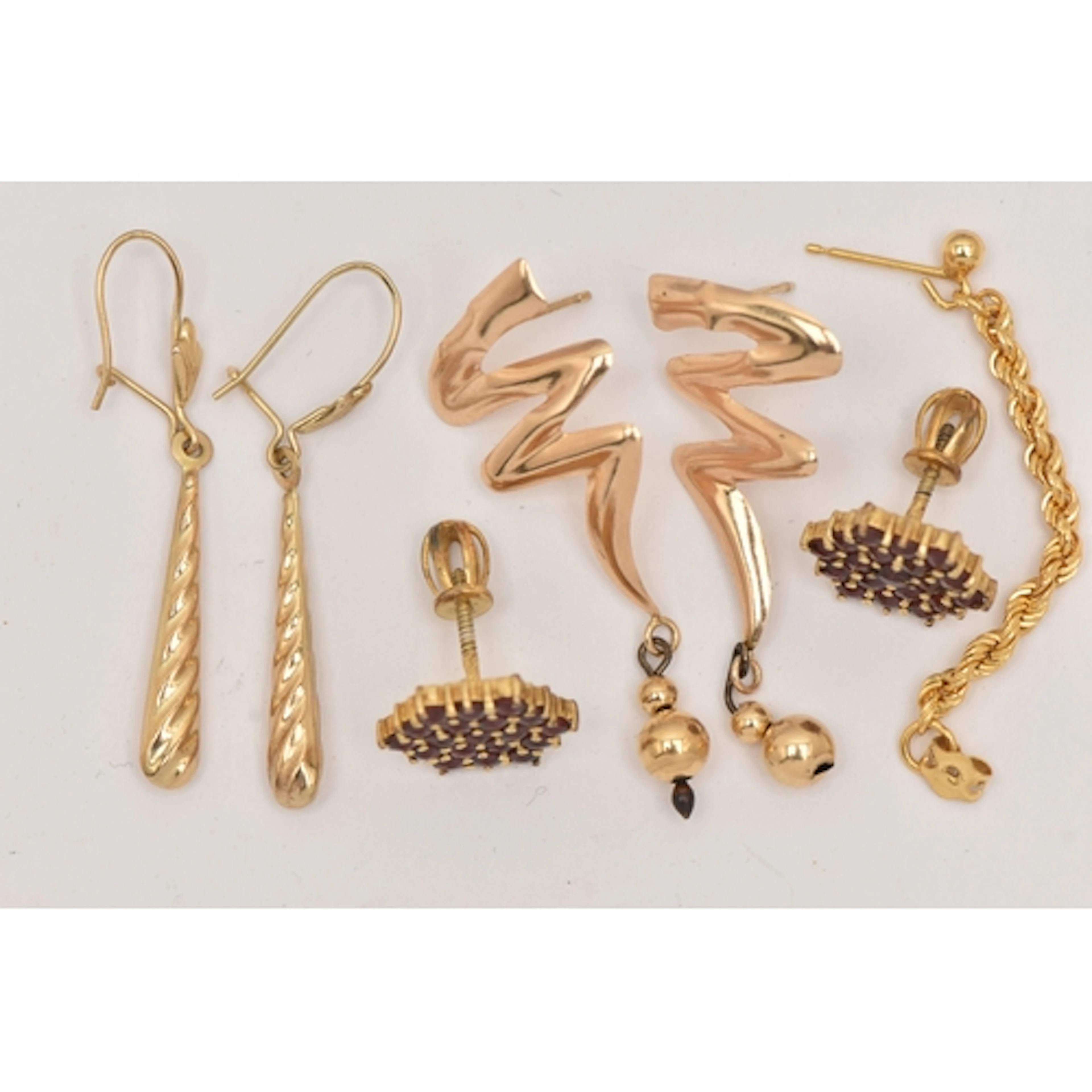 AN ASSORTMENT OF EARRINGS, to include a pair of 9ct gold zig...