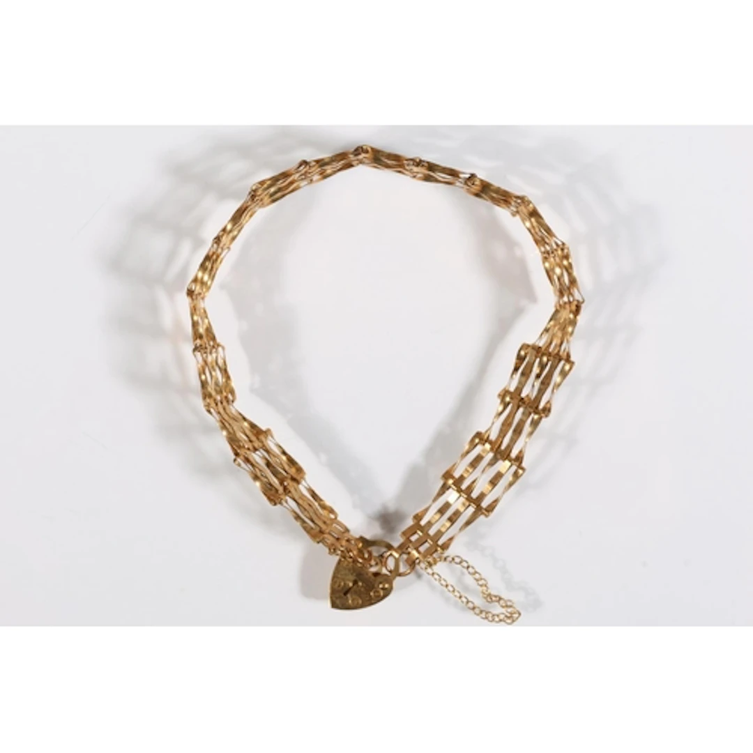 9ct gold gate link bracelet with padlock closure, 4.1g. ...
