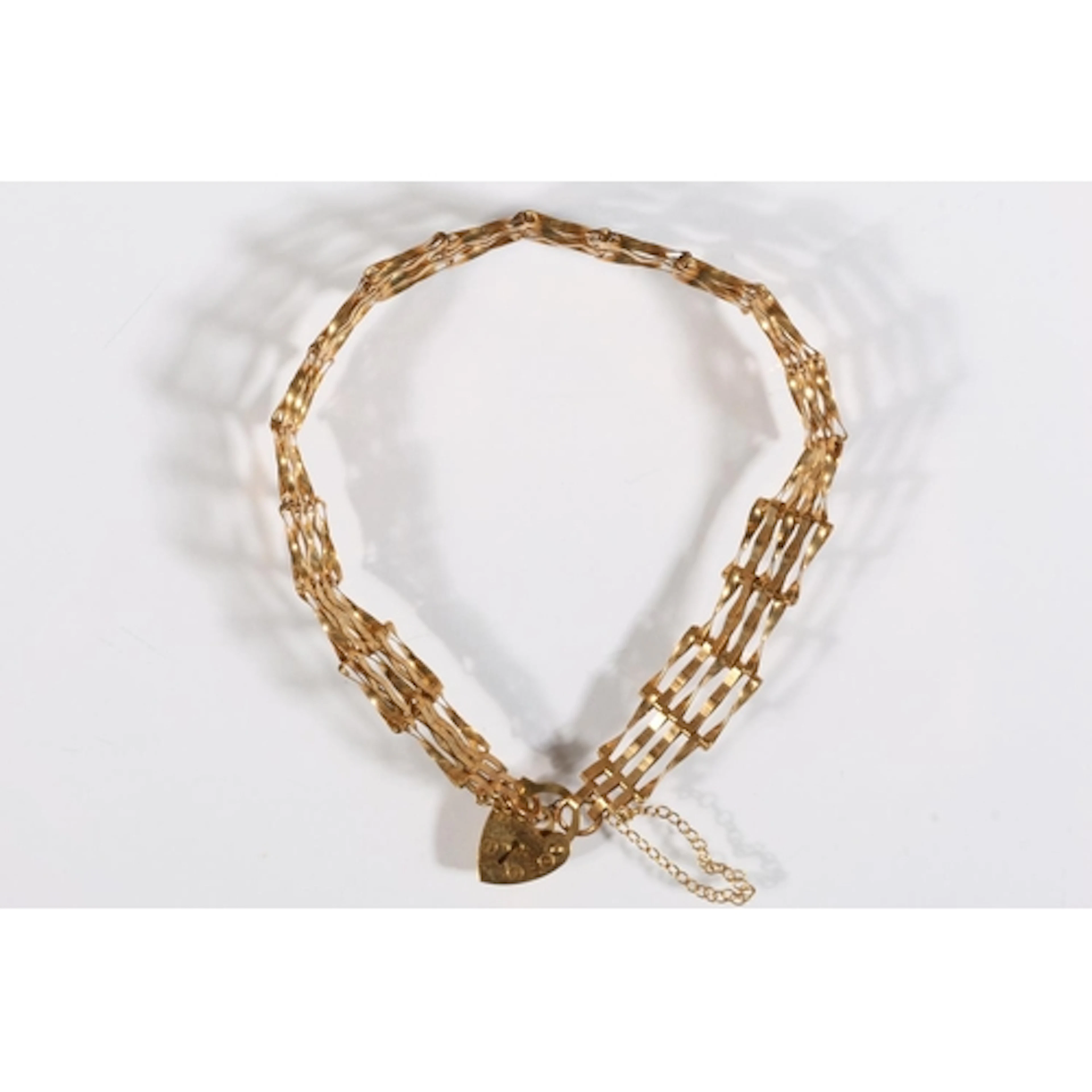 9ct gold gate link bracelet with padlock closure, 4.1g.&nbsp...