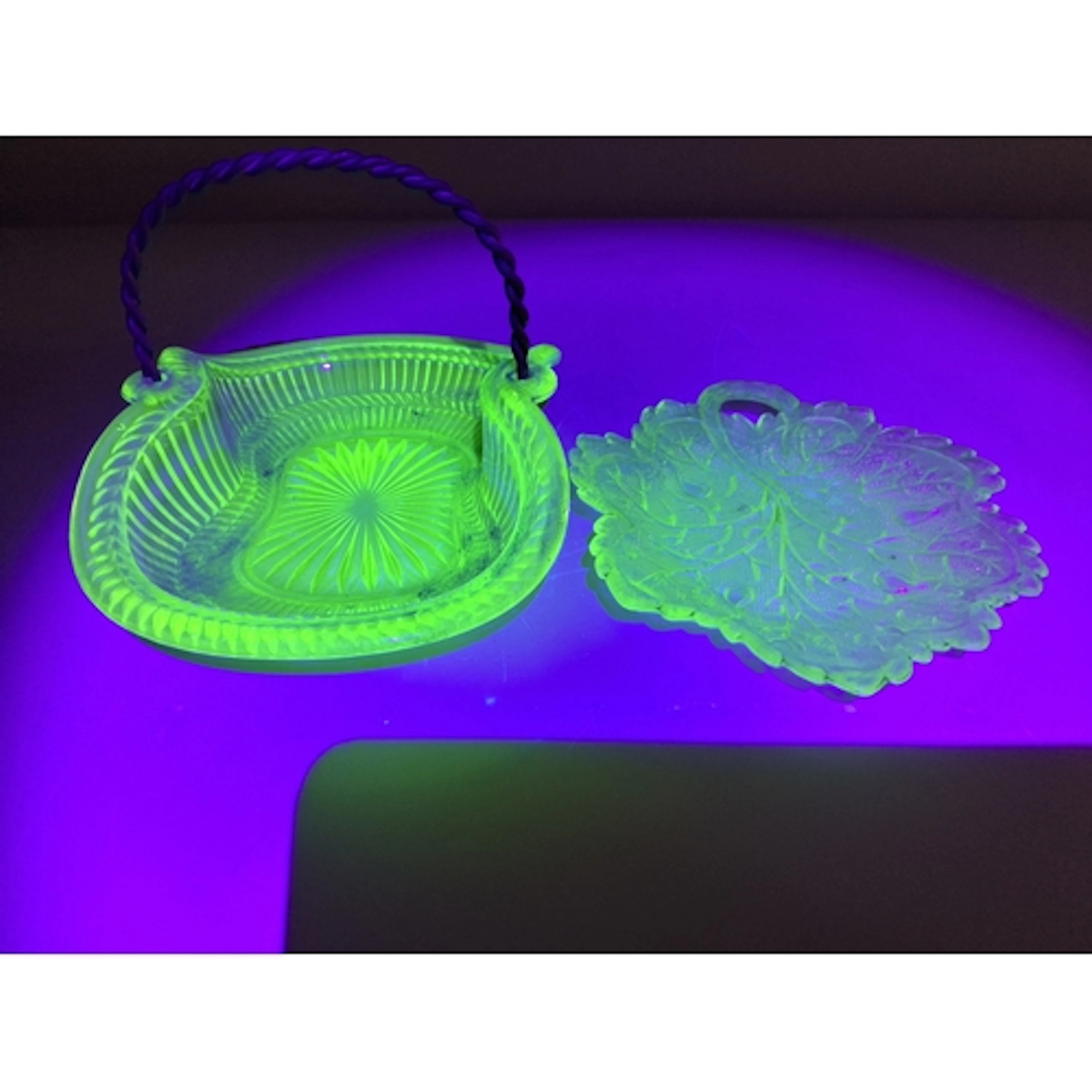 A GROUP OF VINTAGE HOUSEHOLD ITEMS to include a green 'PRATT...