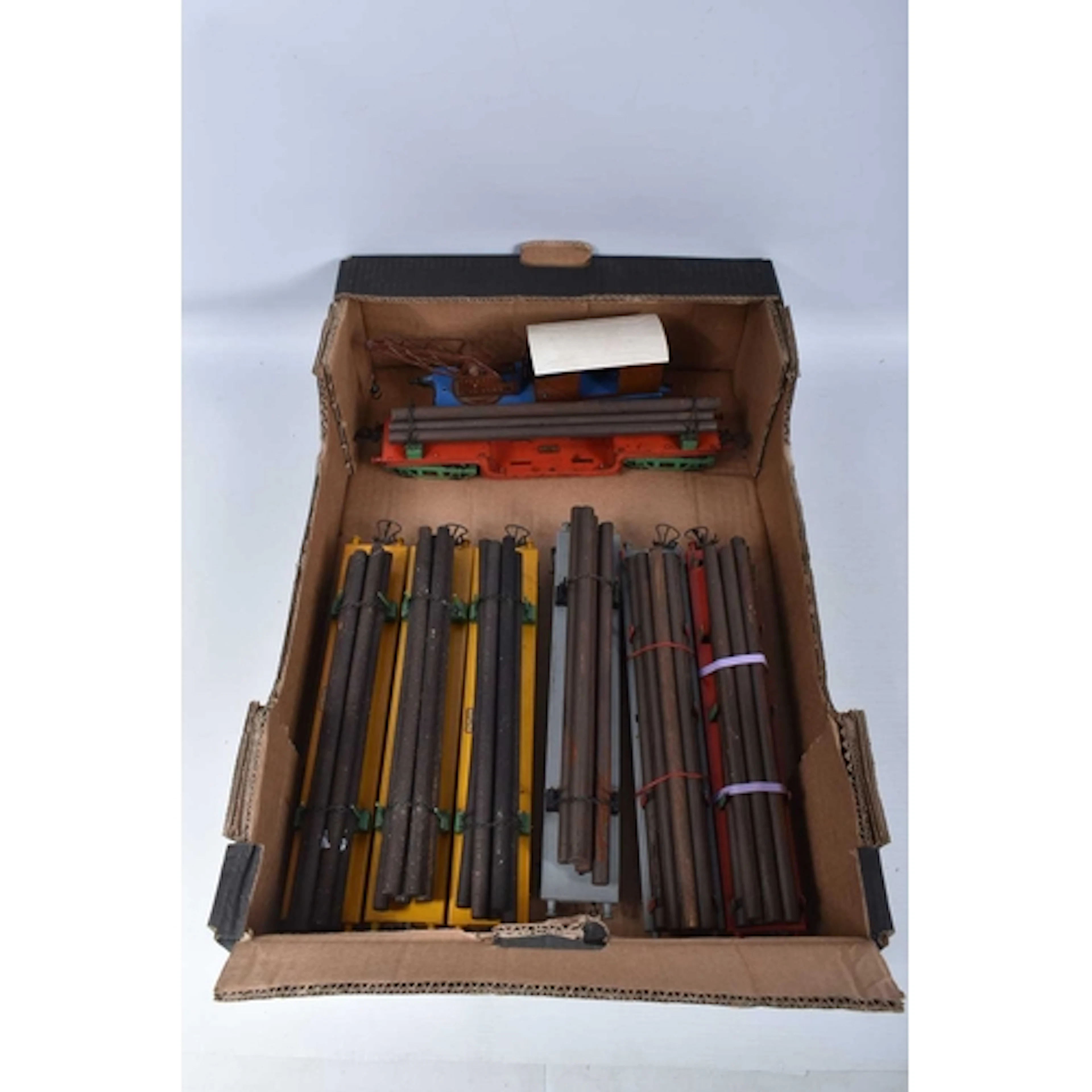A QUANTITY OF UNBOXED ASSORTED HORNBY O GAUGE BOGIE WAGONS, ...