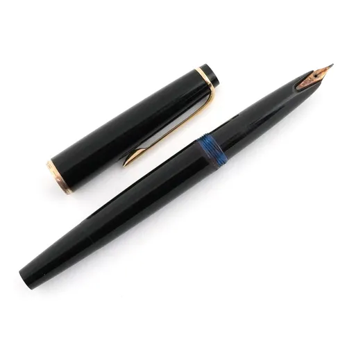 Montblanc no. 32 fountain pen with 14ct gold nib.