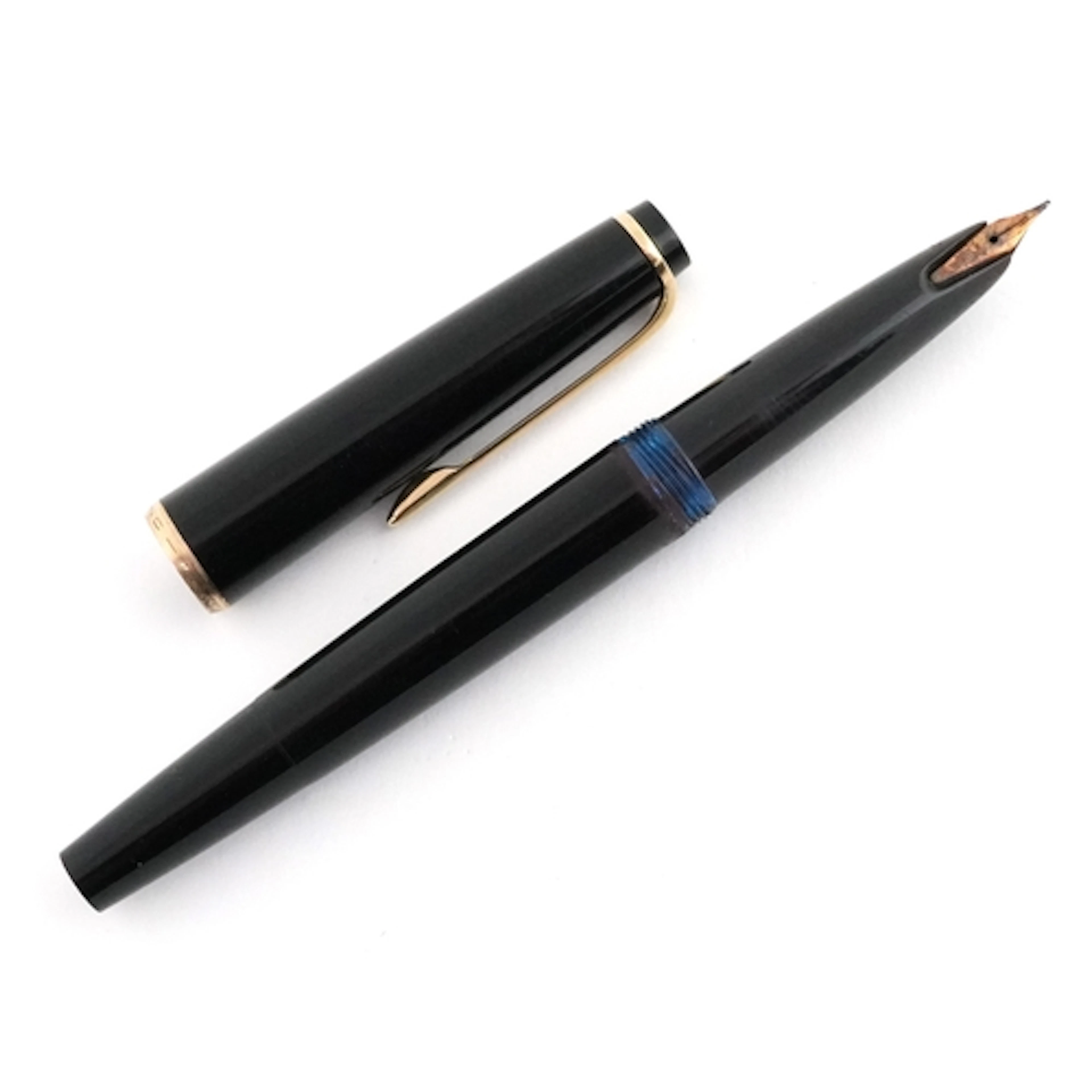Montblanc no. 32 fountain pen with 14ct gold nib.