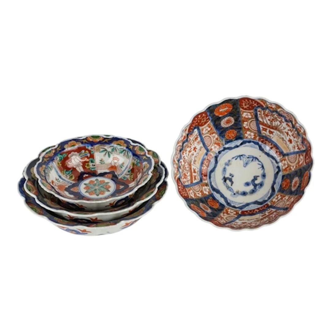 A Japanese Imari bowl. Circa 1900, with a scalloped rim, hei...