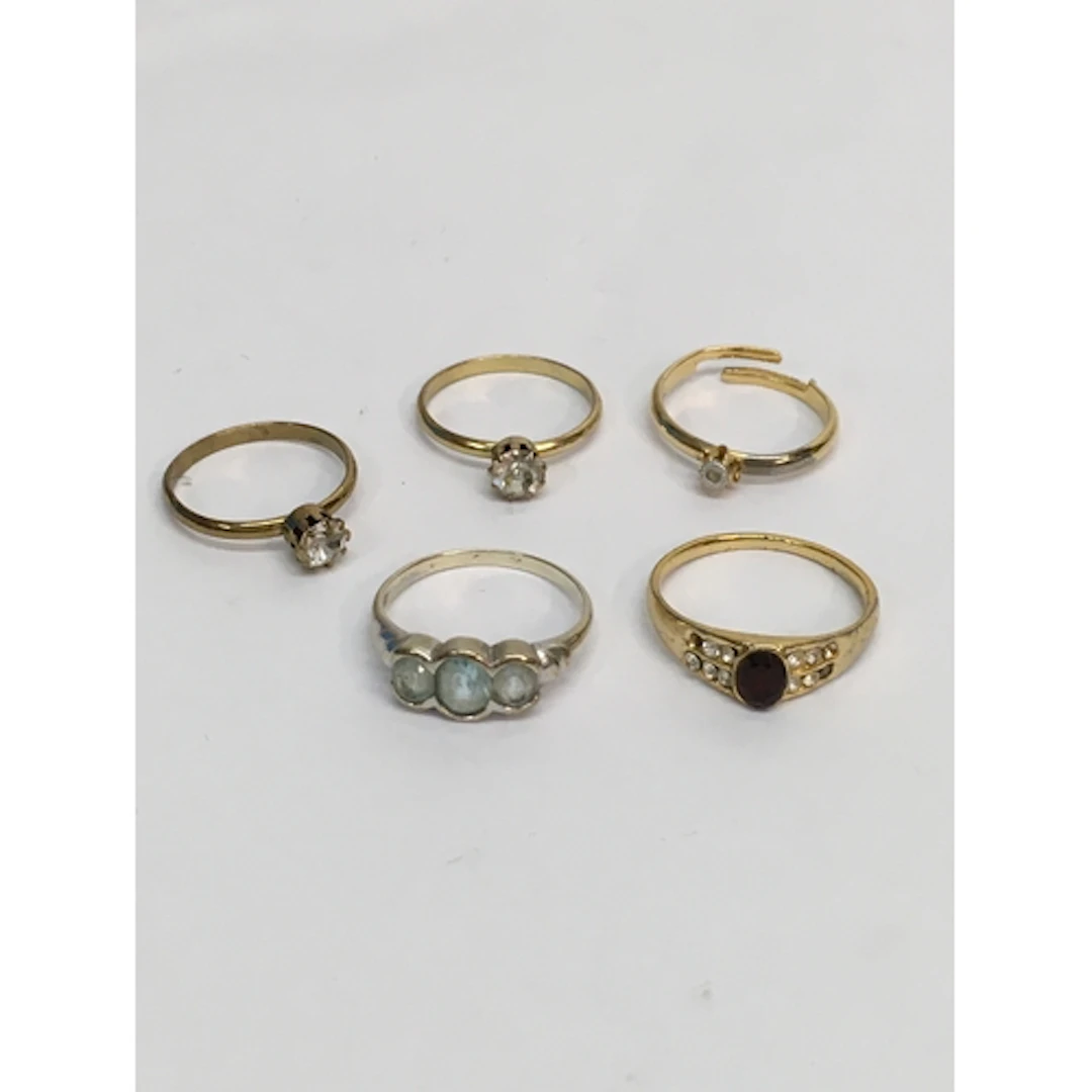 A 9ct 375 white gold ring set with aquamarine type stone, pl...