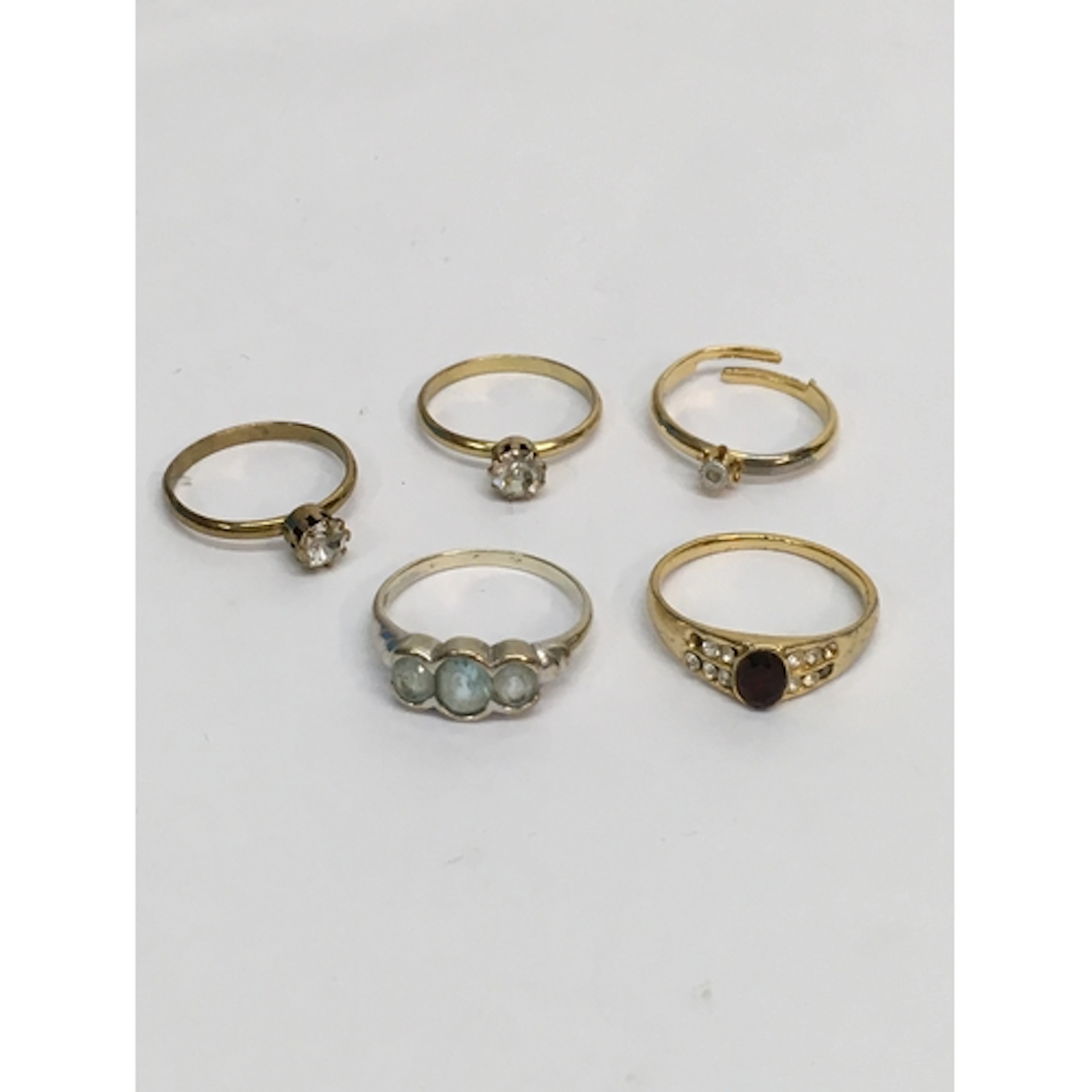 A 9ct 375 white gold ring set with aquamarine type stone, pl...