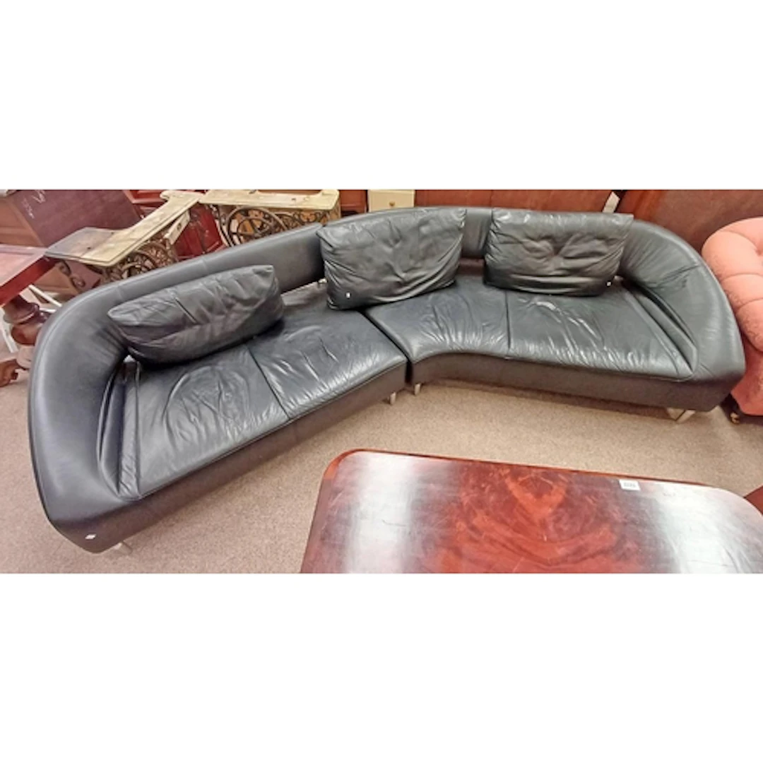 LEOLUX BLACK LEATHER & CHROME SETTEE