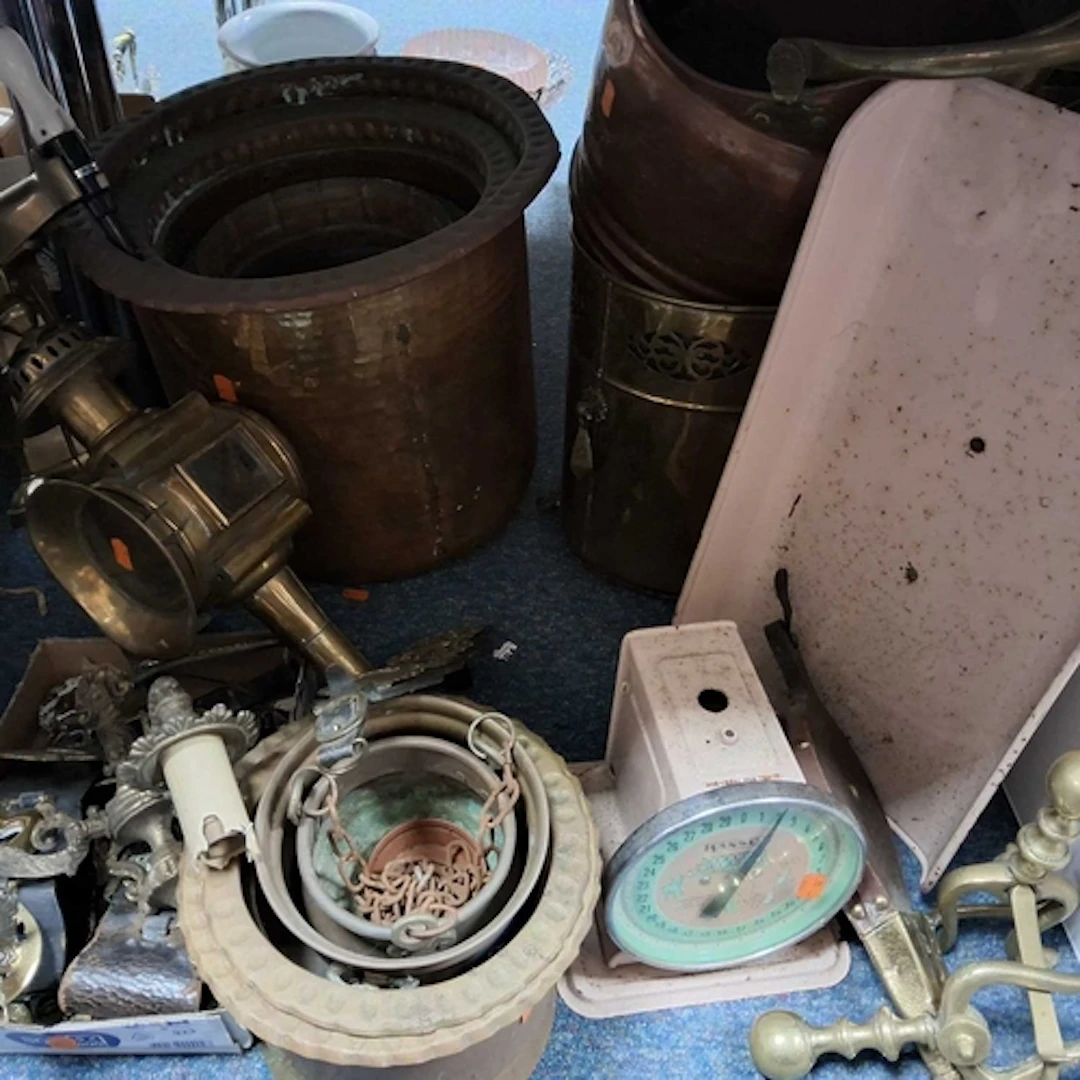 A GROUP OF VINTAGE METALWARE, to include a set of vintage Ha...