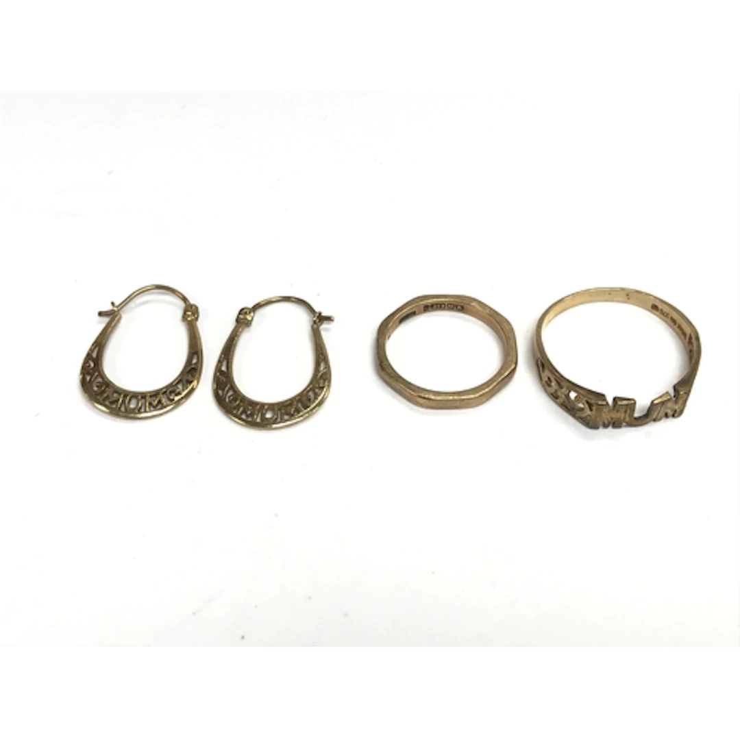 9ct gold mum ring along with 9ct small ring and earrings. 5....