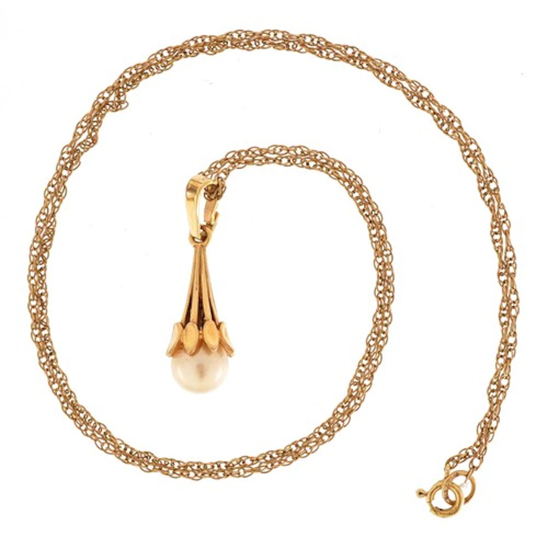 9ct gold cultured pearl pendant on a 9ct gold necklace, 2.2c...