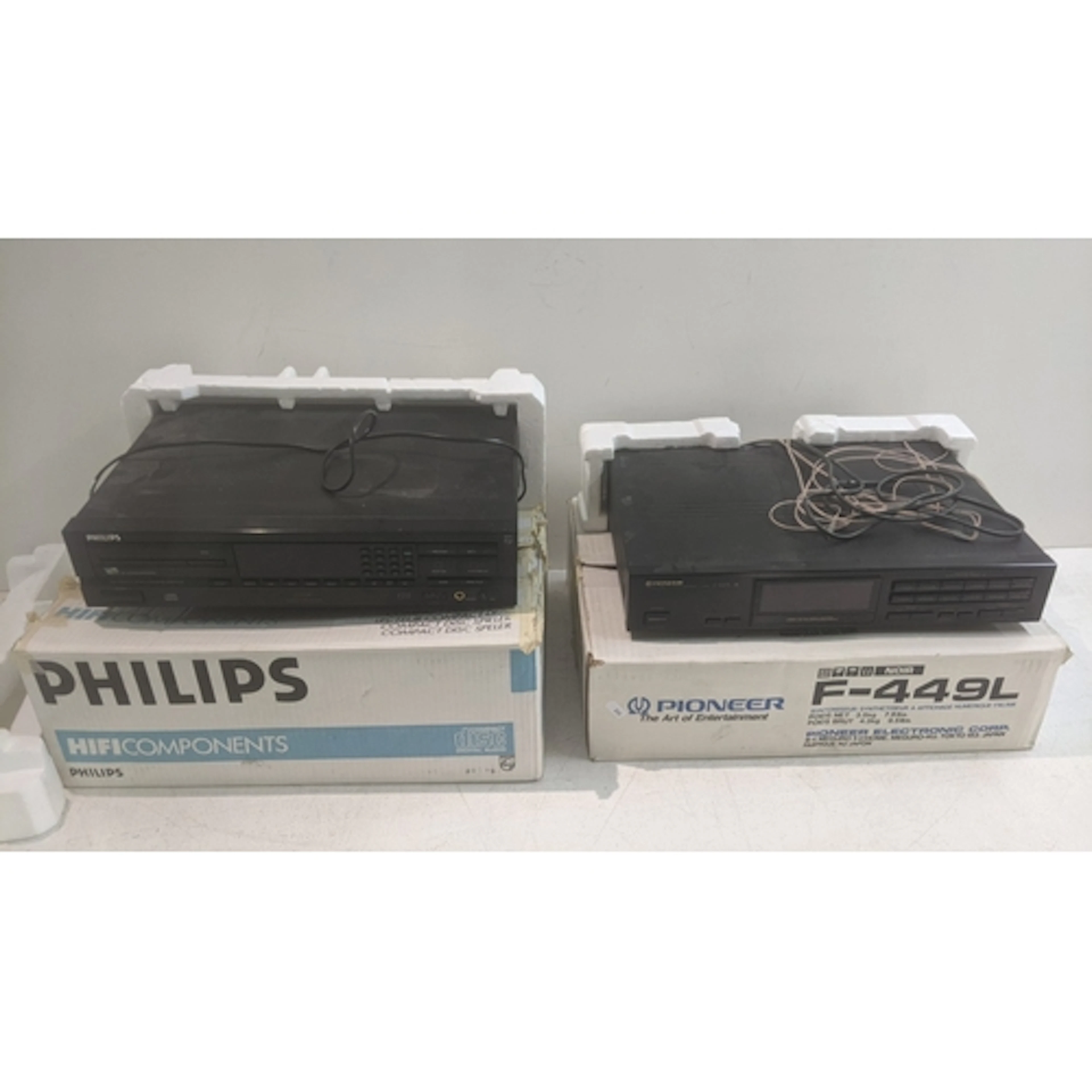 Boxed HiFi equipment to include a pioneer F-449L synthesiser...