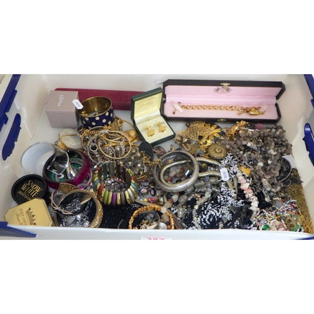 A qty of costume jewellery