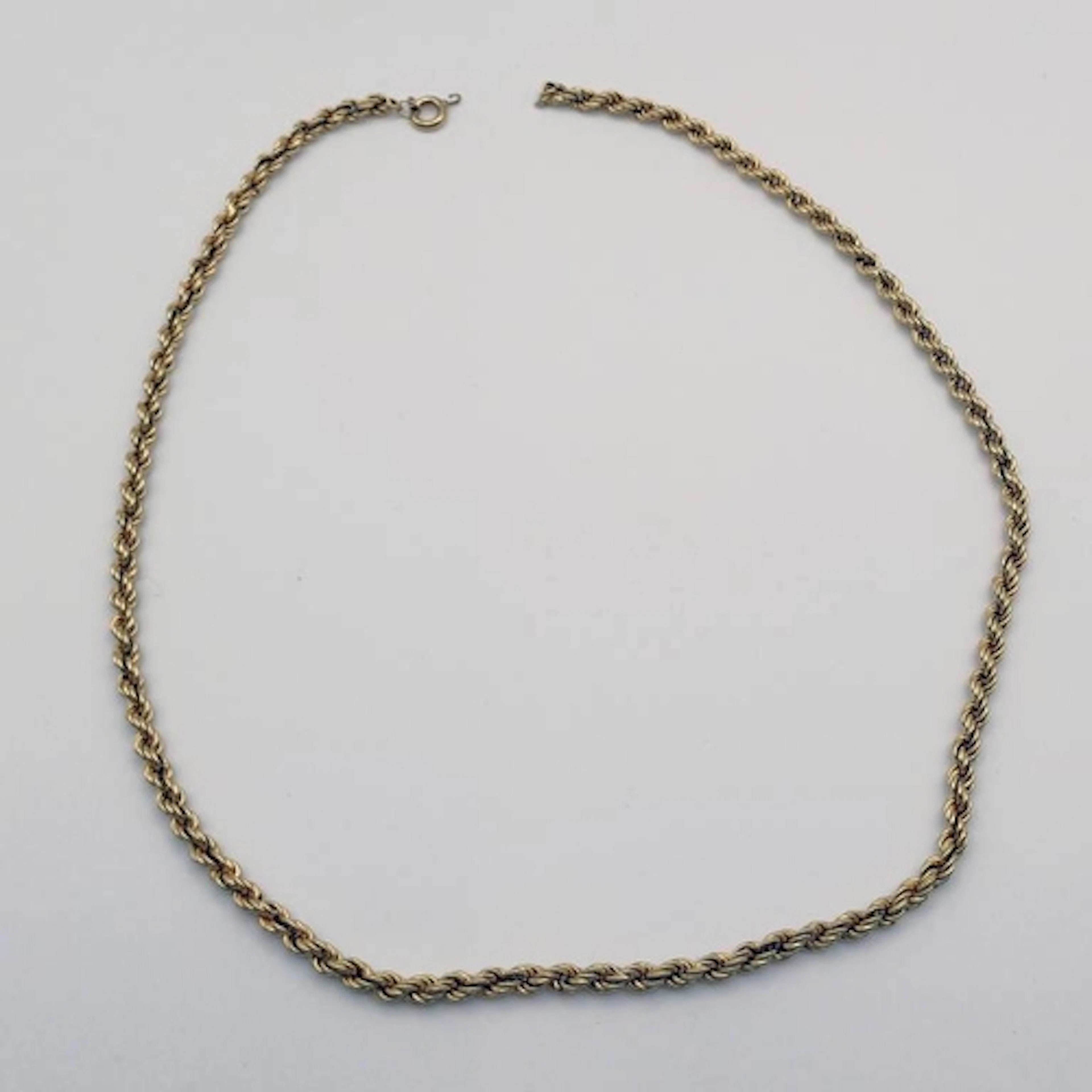 9CT GOLD ROPE TWIST CHAIN NECKLACE - 8.5 G