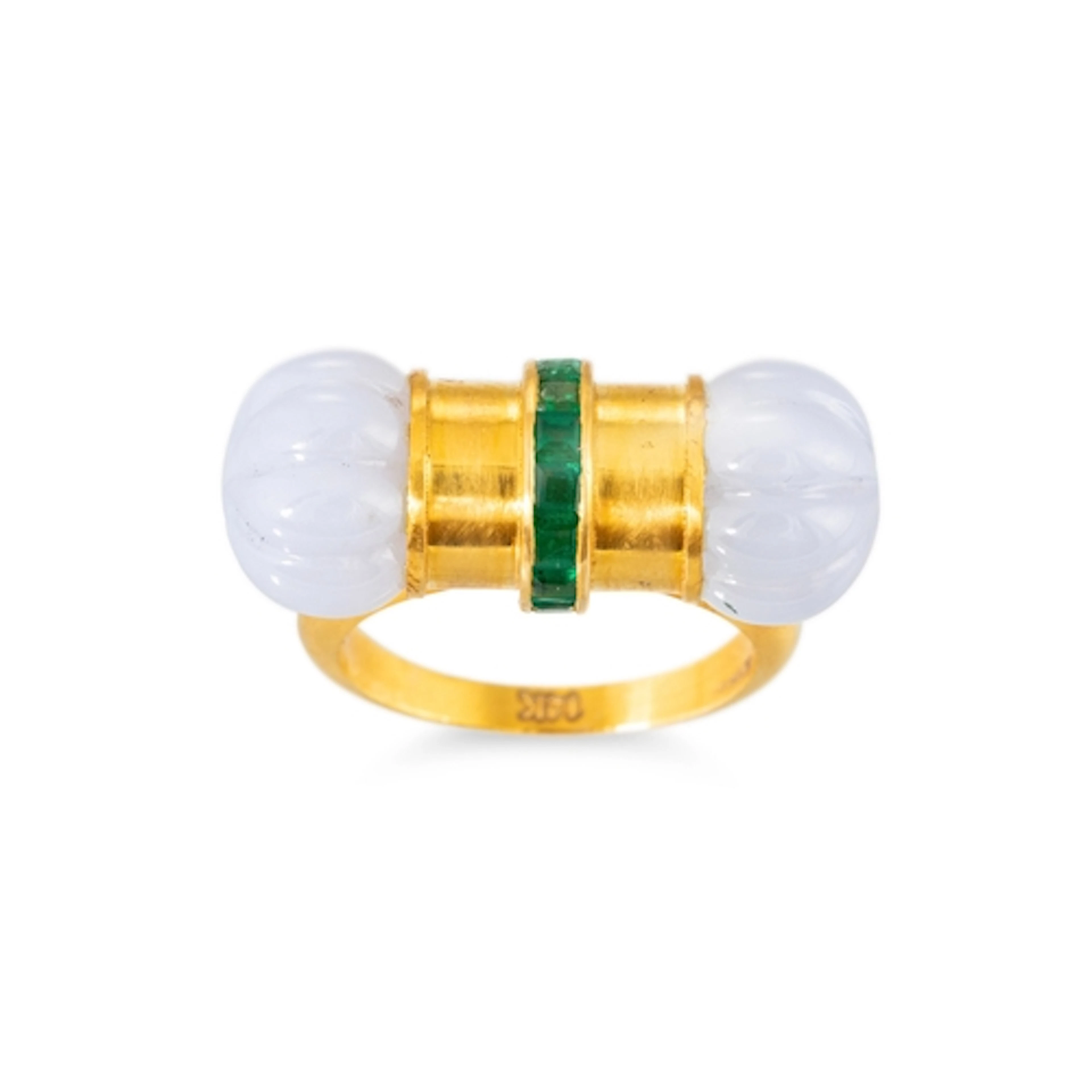 AN EMERALD AND CHALCEDONY RING, of unusual form, carved blue...