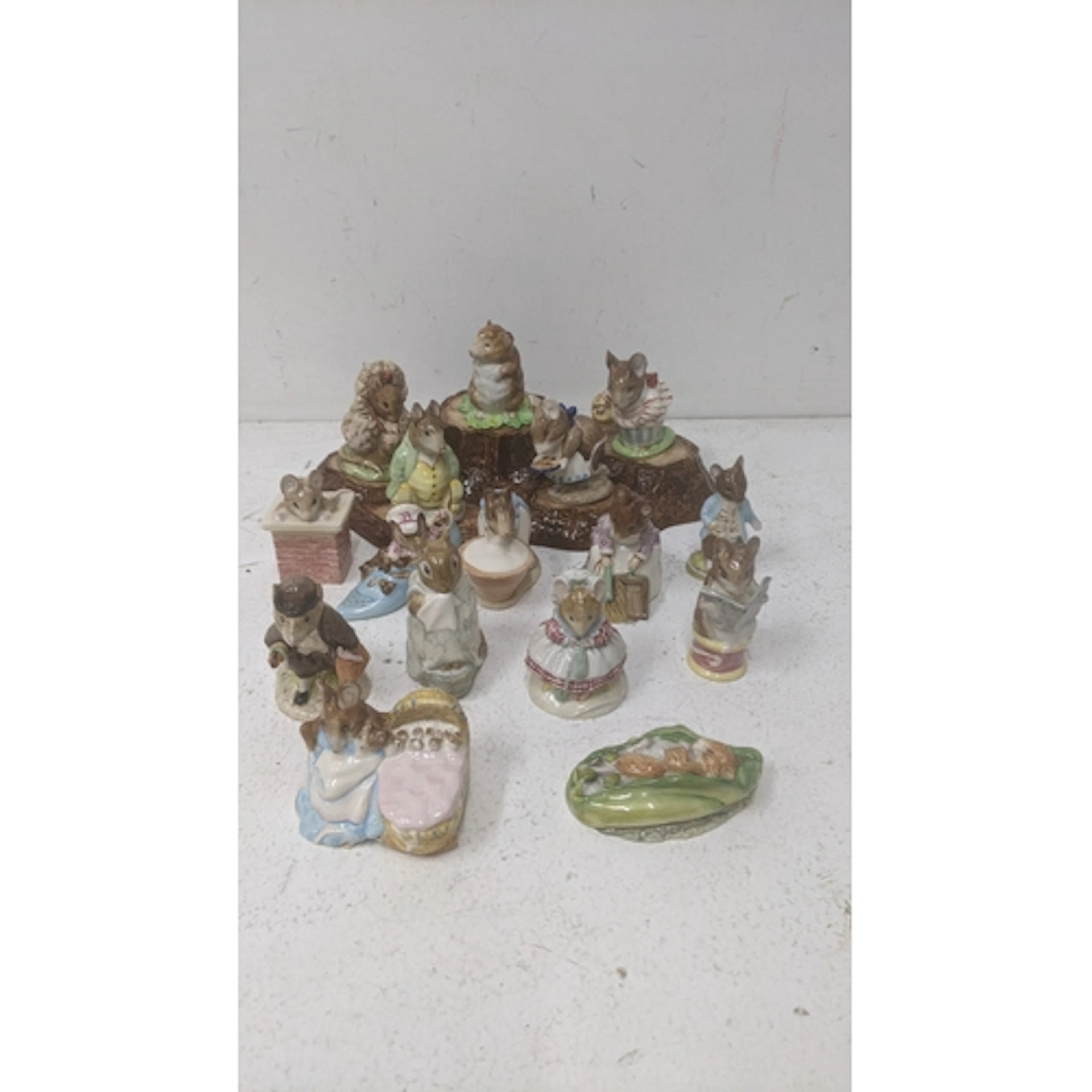 A group of 16 Beswick Beatrix Potter porcelain figures to in...