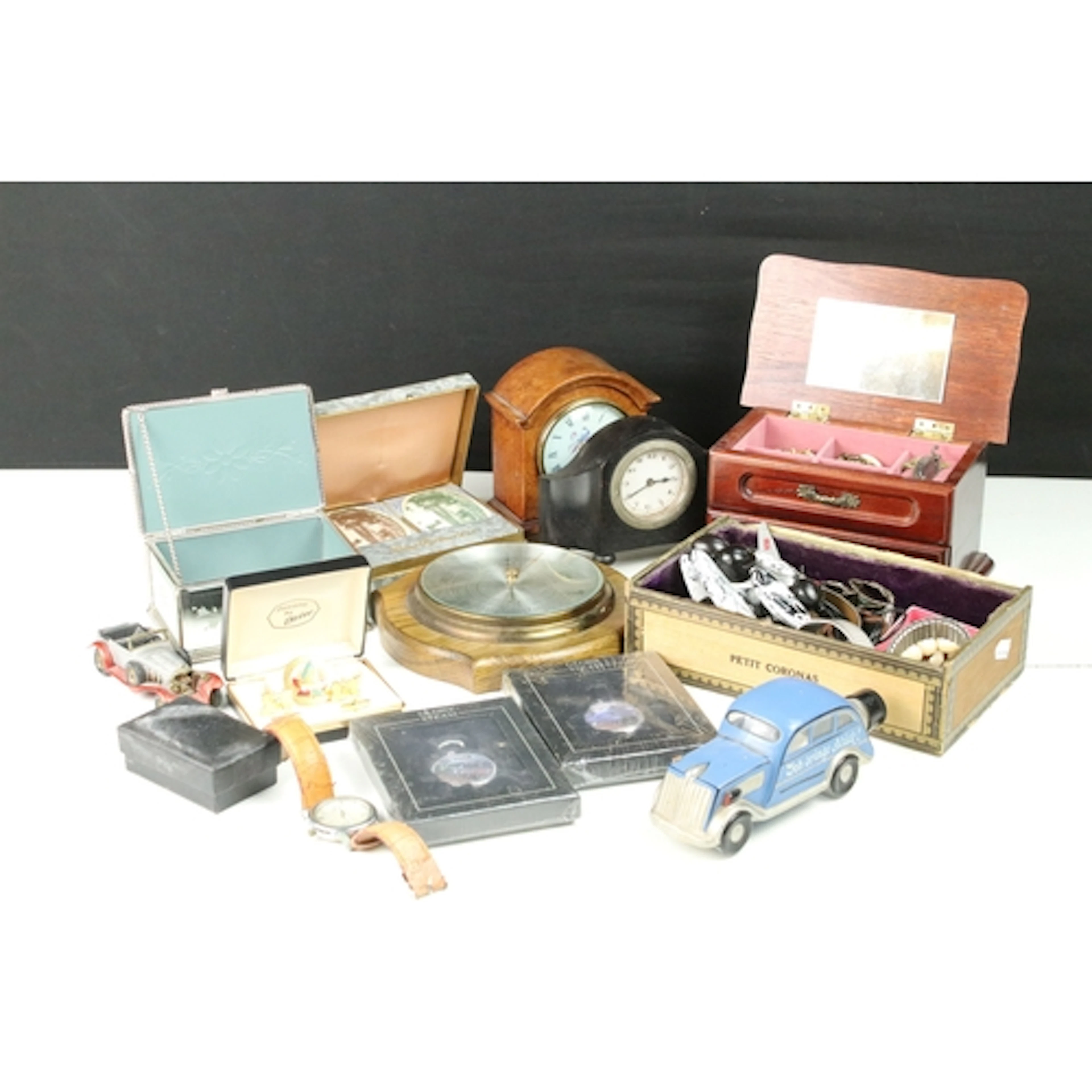 Collection of mixed items to include a small quantity of cos...