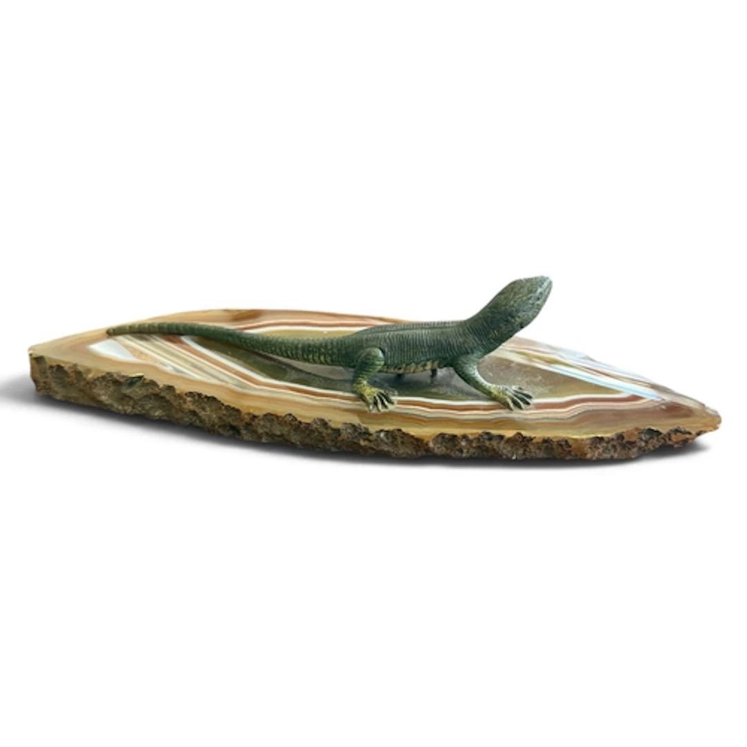 A SCULPTURE OF A LIZARD MOUNTED ON AN AGATE BASE 19cm L over...