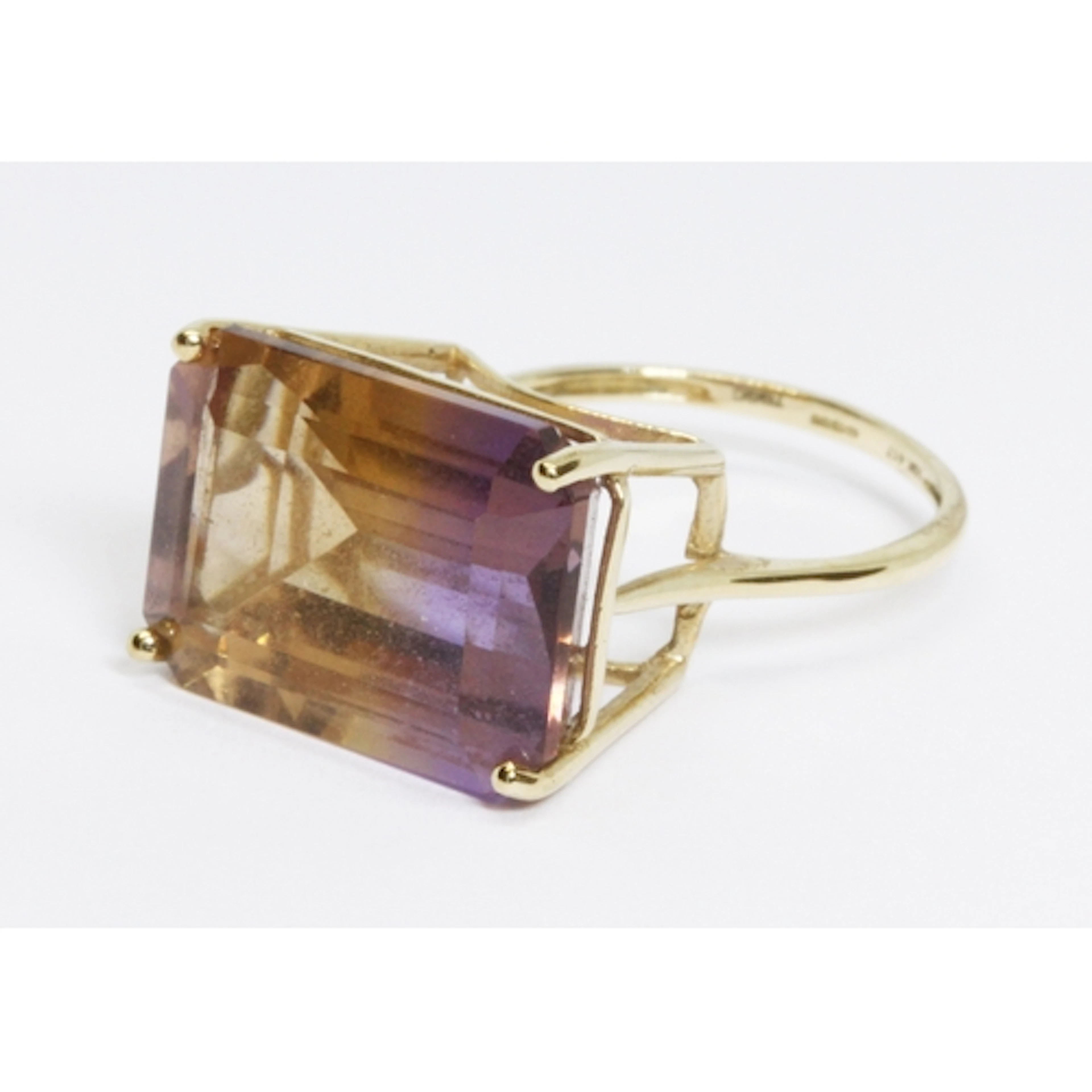 A hallmarked 9ct gold ametrine ring, the parti-coloured ston...