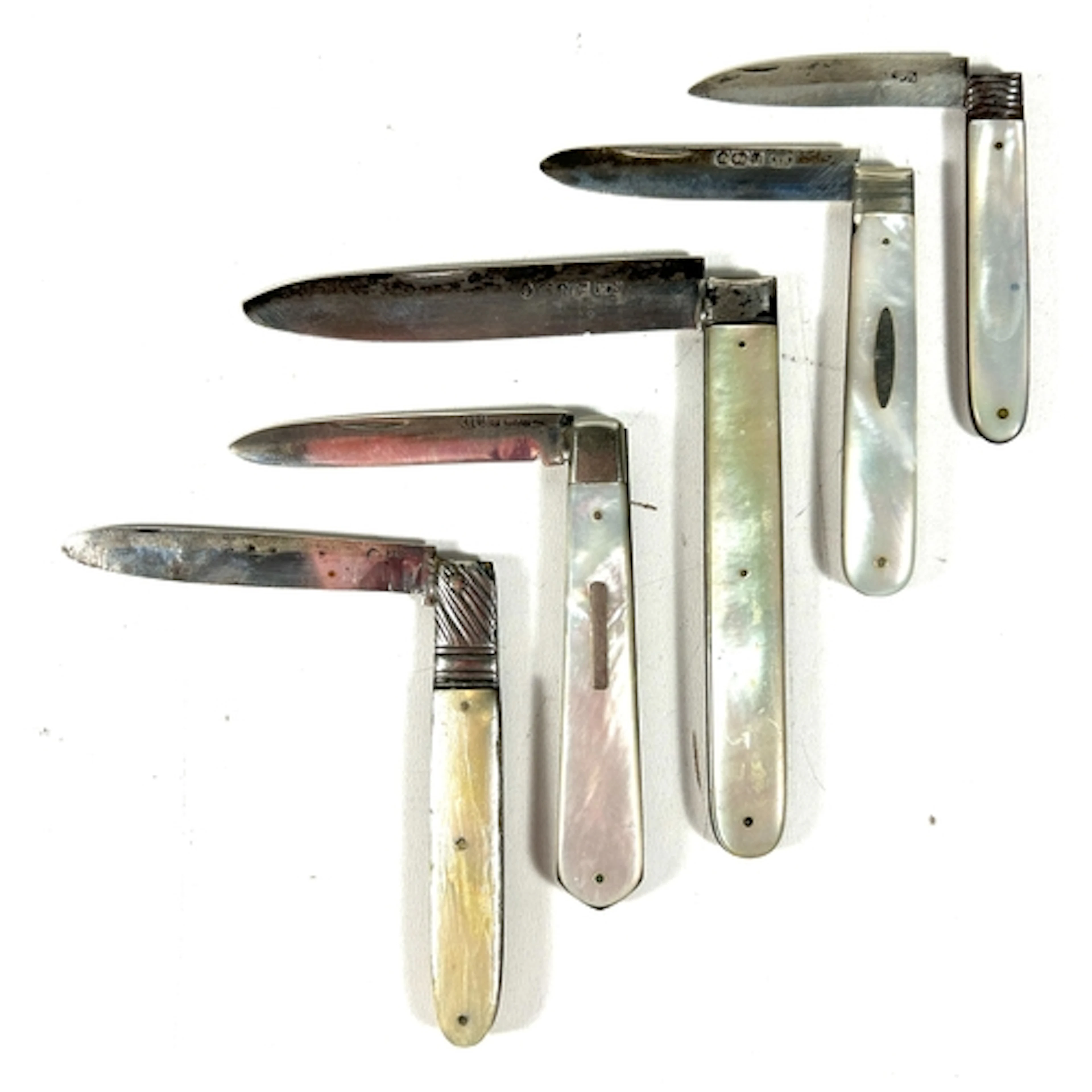 Five folding fruit knives with silver blades, two with Sheff...