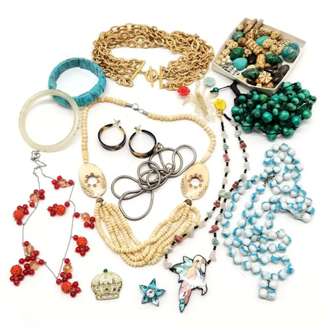 Quantity of costume jewellery incl. Lee Sands bird necklace,...