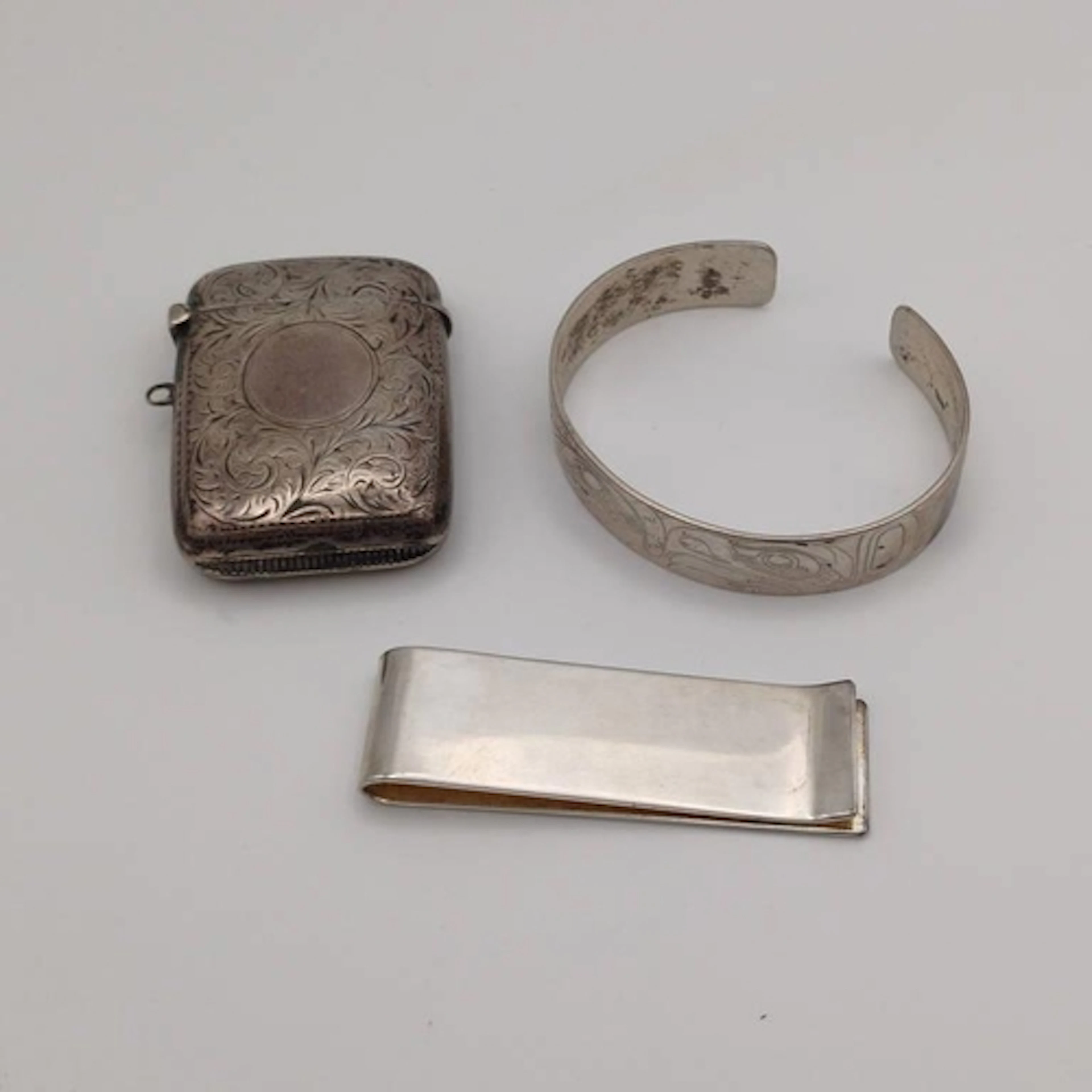 A SILVER VESTA CASE WITH ENGRAVED DECORATION, BIRMINGHAM 189...
