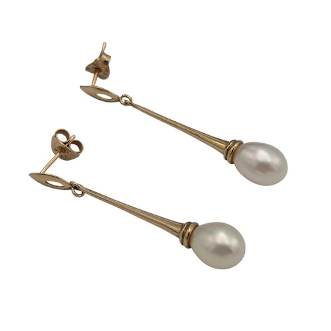 A pair of 9ct gold cultured pearl bar drop earrings, 2.4g gr...