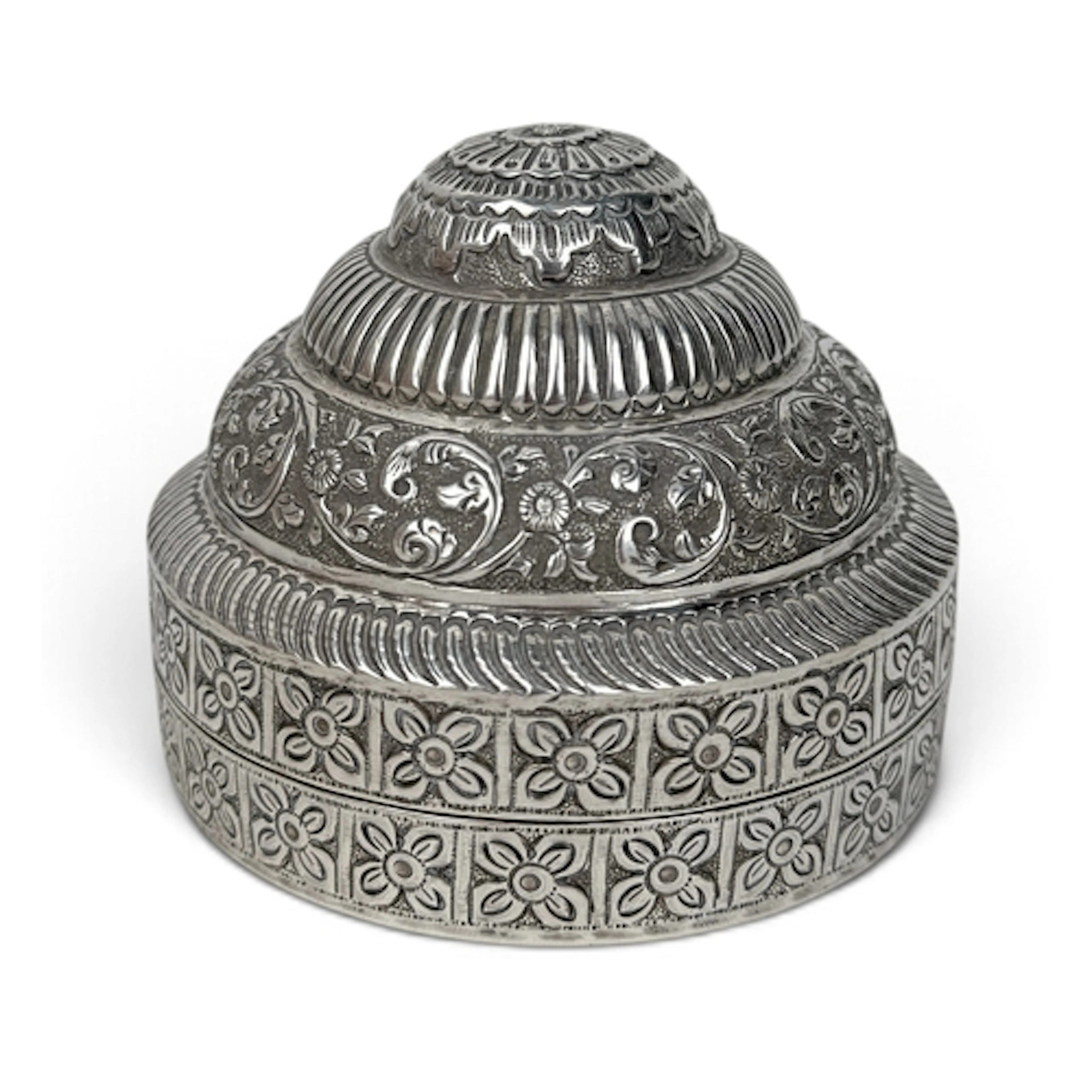 AN INDIAN SILVER BOX AND COVER Of tiered form. Weight: 174gm...