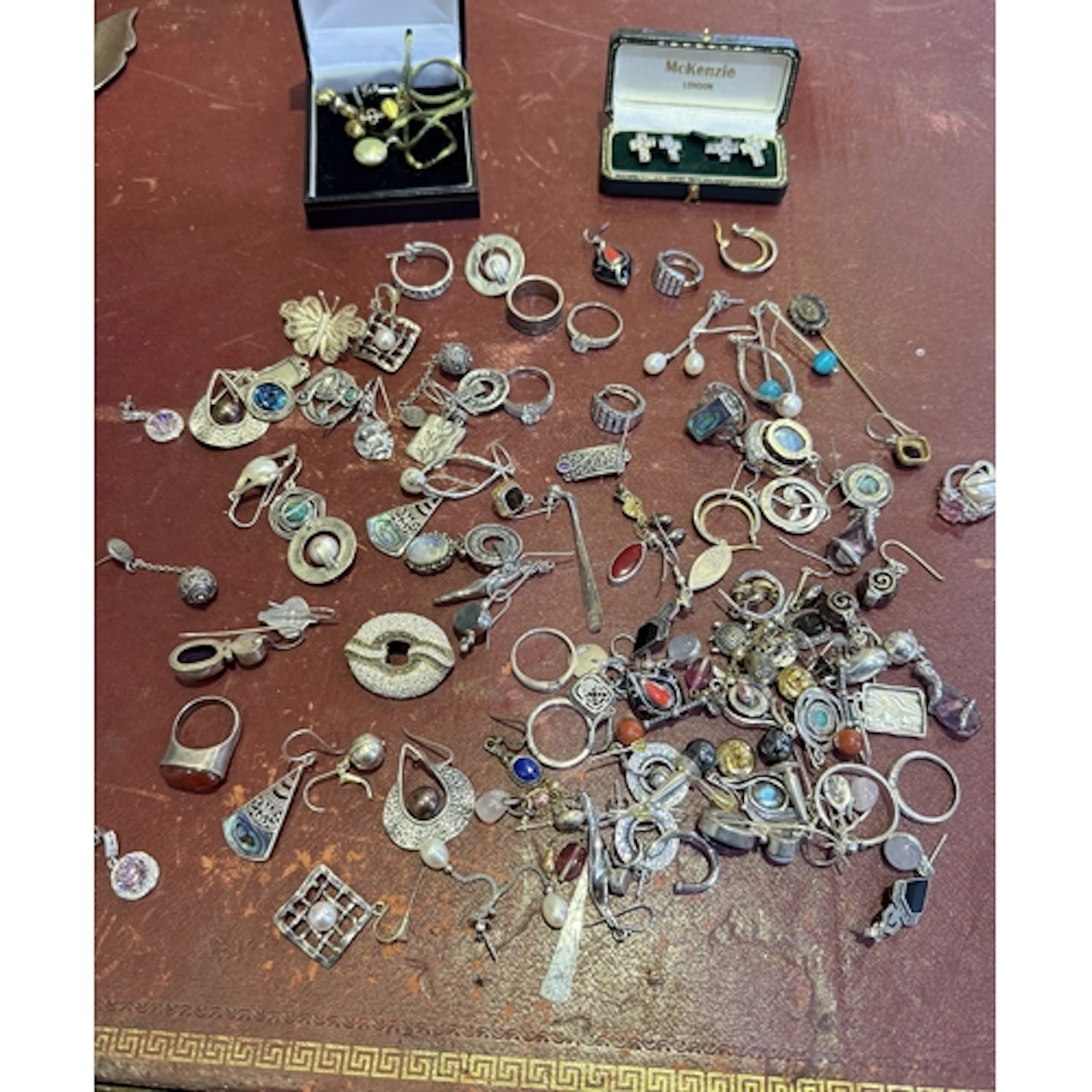A COLLECTION OF SILVER EARRINGS, RINGS, BROOCHES TO INCLUDE ...