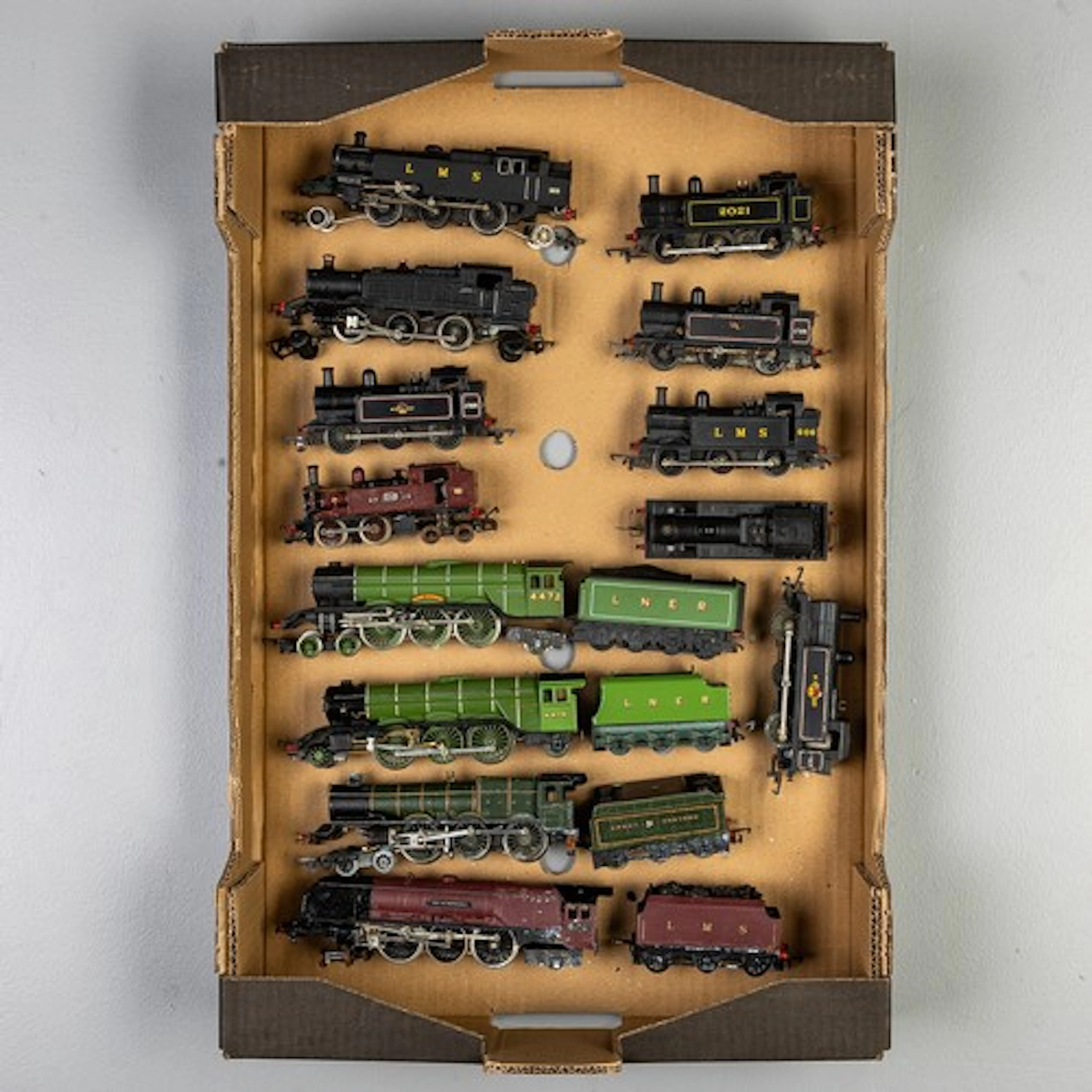 Four fruit trays with one containing 00 gauge steam loco's w...