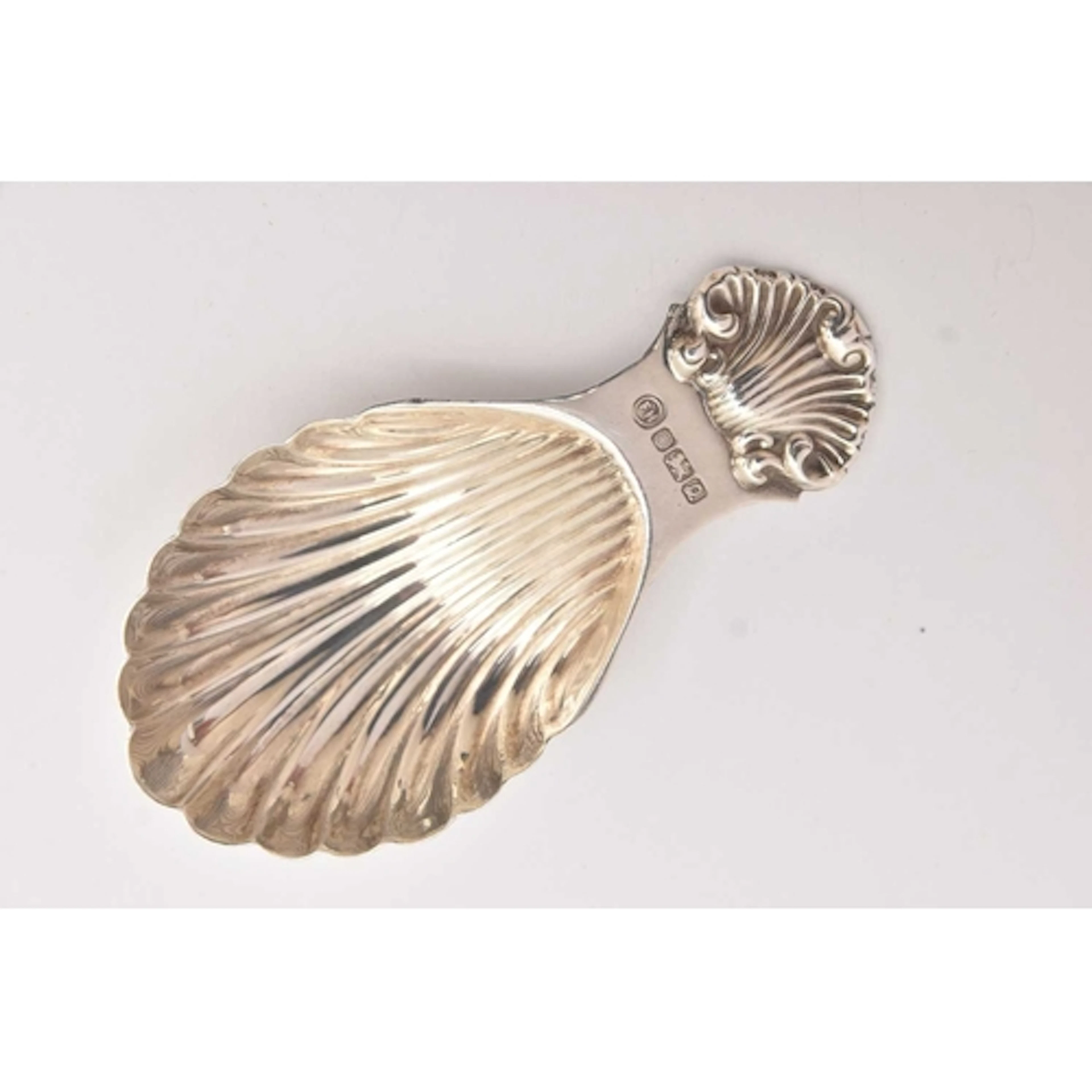 AN ELIZABETH II SILVER CADDY SPOON, shell shape bowl with sh...