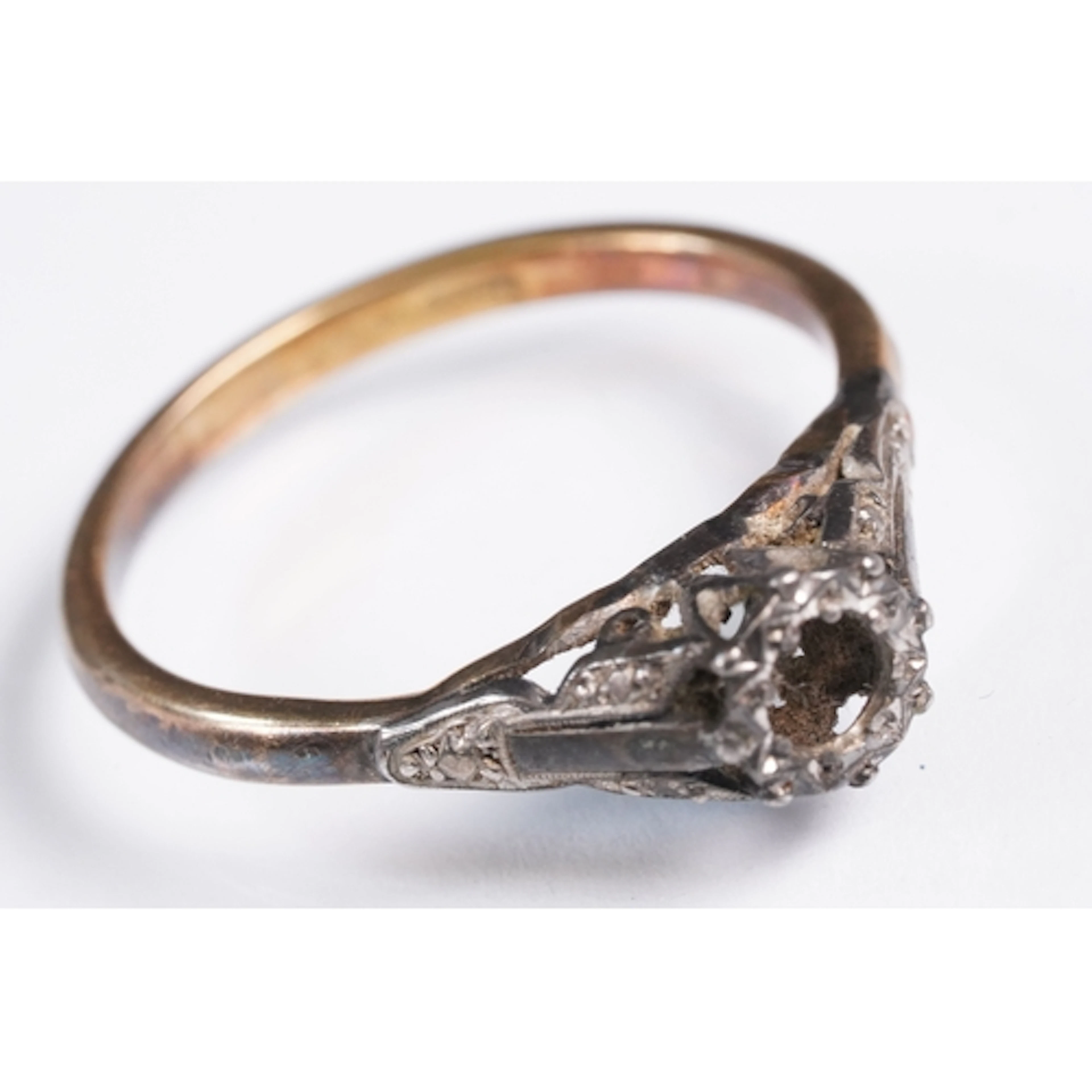 18ct gold and platinum ring mount. As found, stone missing. ...