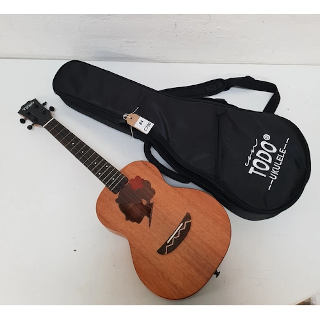 TODO UKULELE VTD-W2DT / SN: 1RE5P3DQV1LE5UTE WITH CASE
