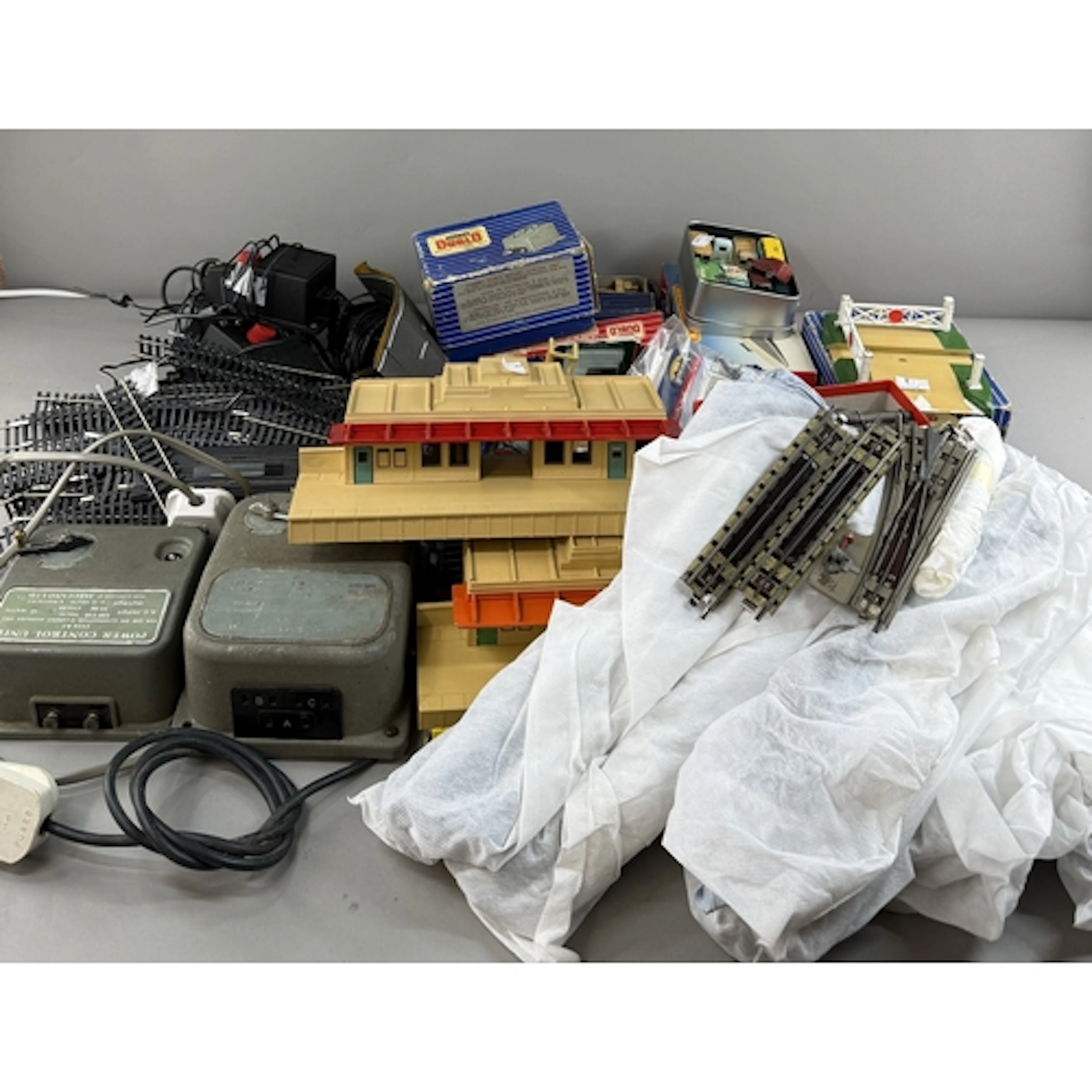 Toys: Hornby diecast accessories consisting of through stati...