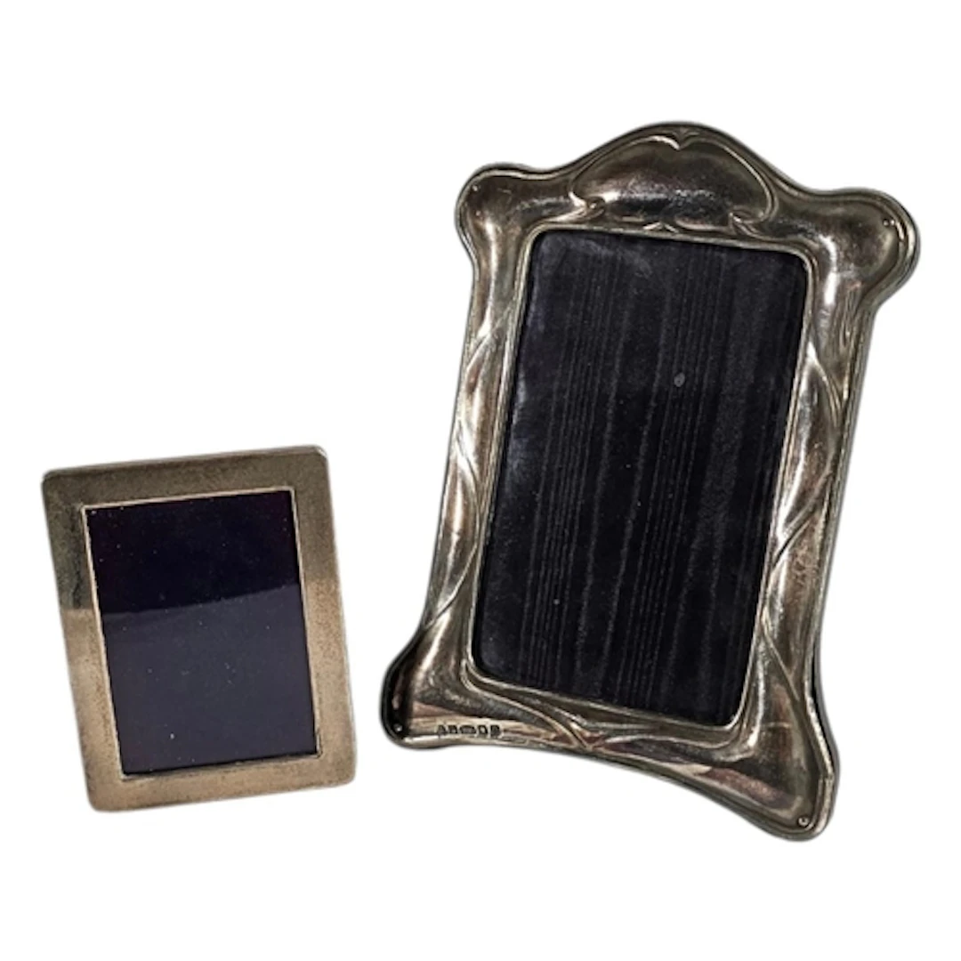 AN ART NOUVEAU DESIGN SILVER PHOTOGRAPH FRAME High grade sil...
