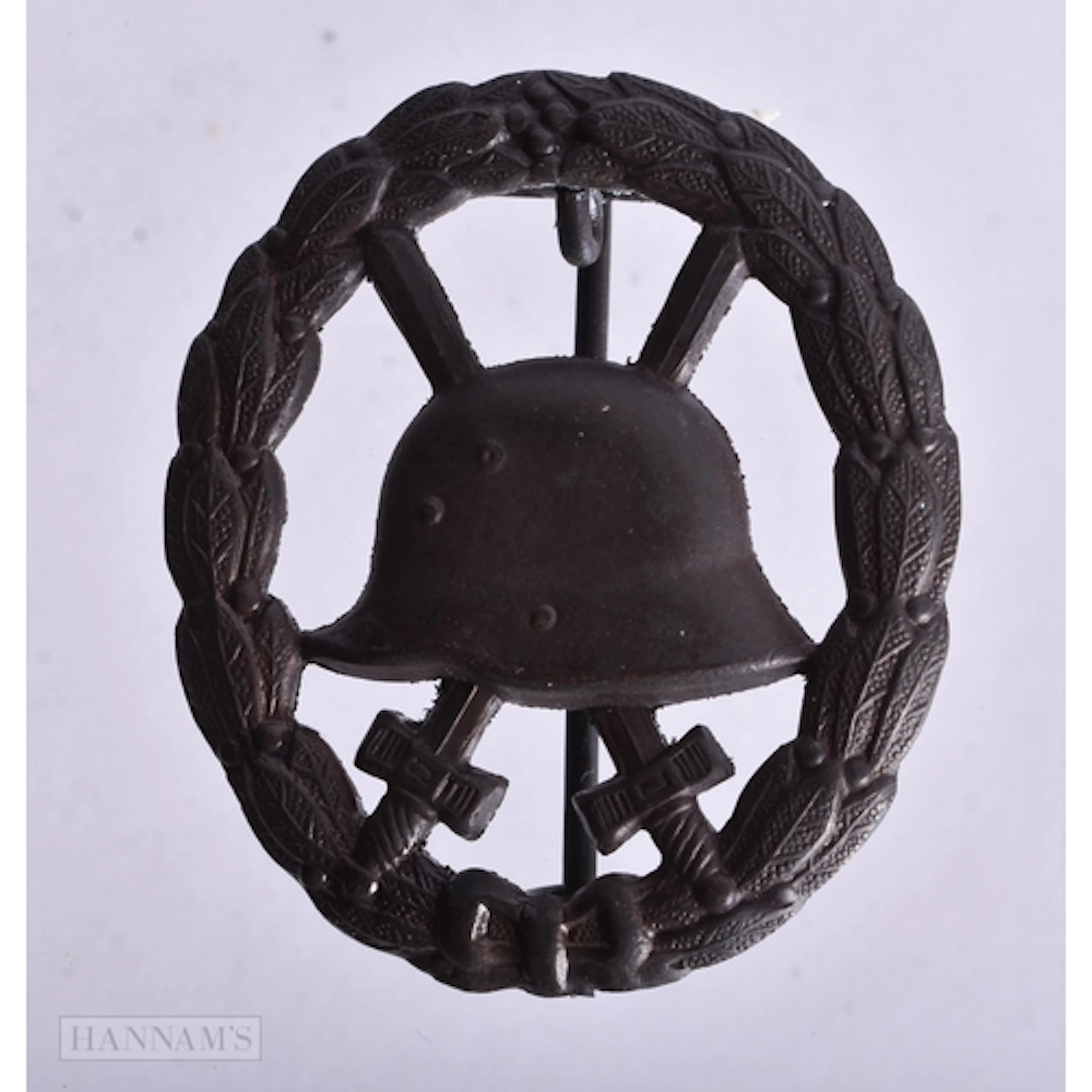 A MILITARY INTEREST TRENCH HELMET BROOCH. 9.3 grams. 4.25 cm...