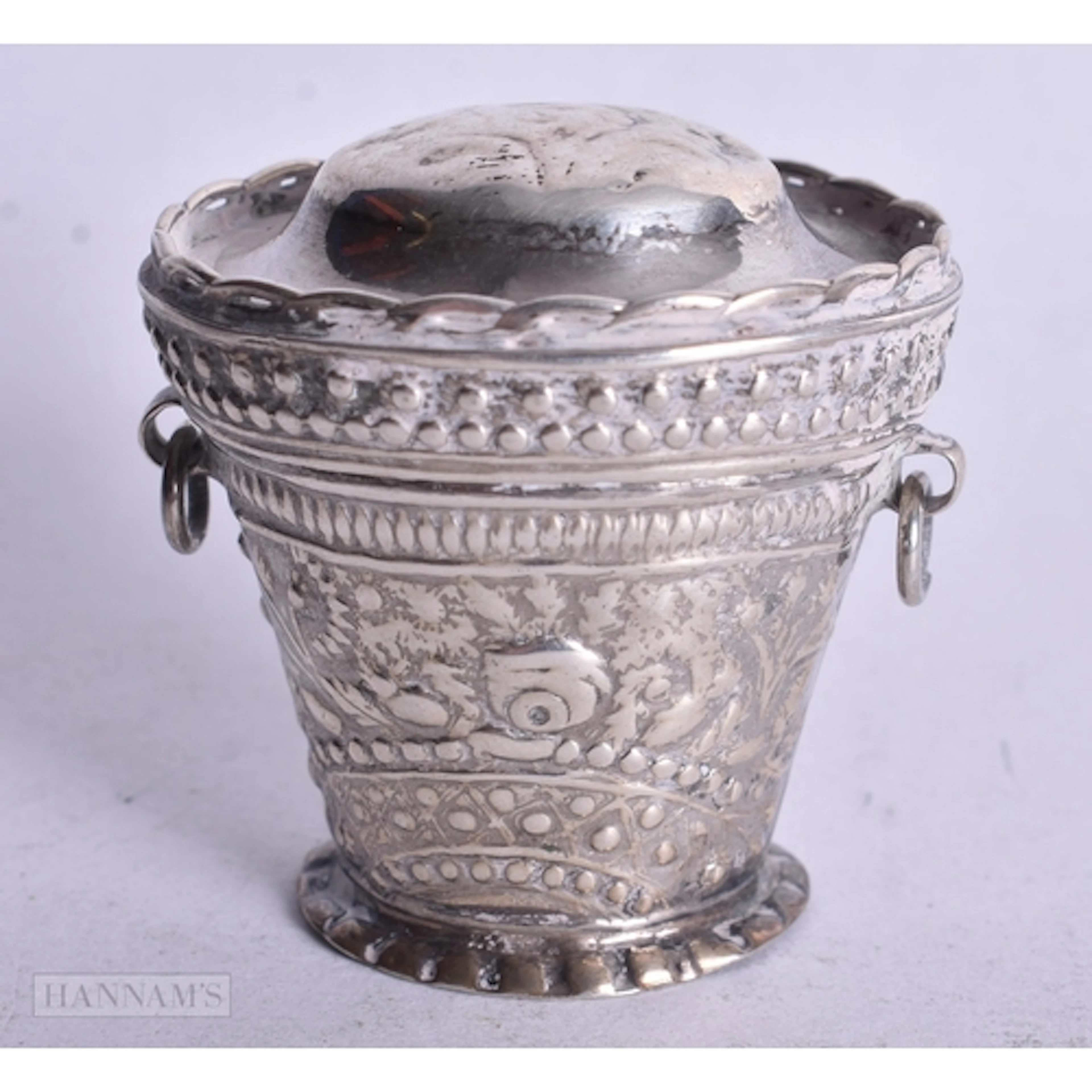 AN ANTIQUE DUTCH SILVER BOX. 25 grams. 3.75 cm x 3.25 cm.