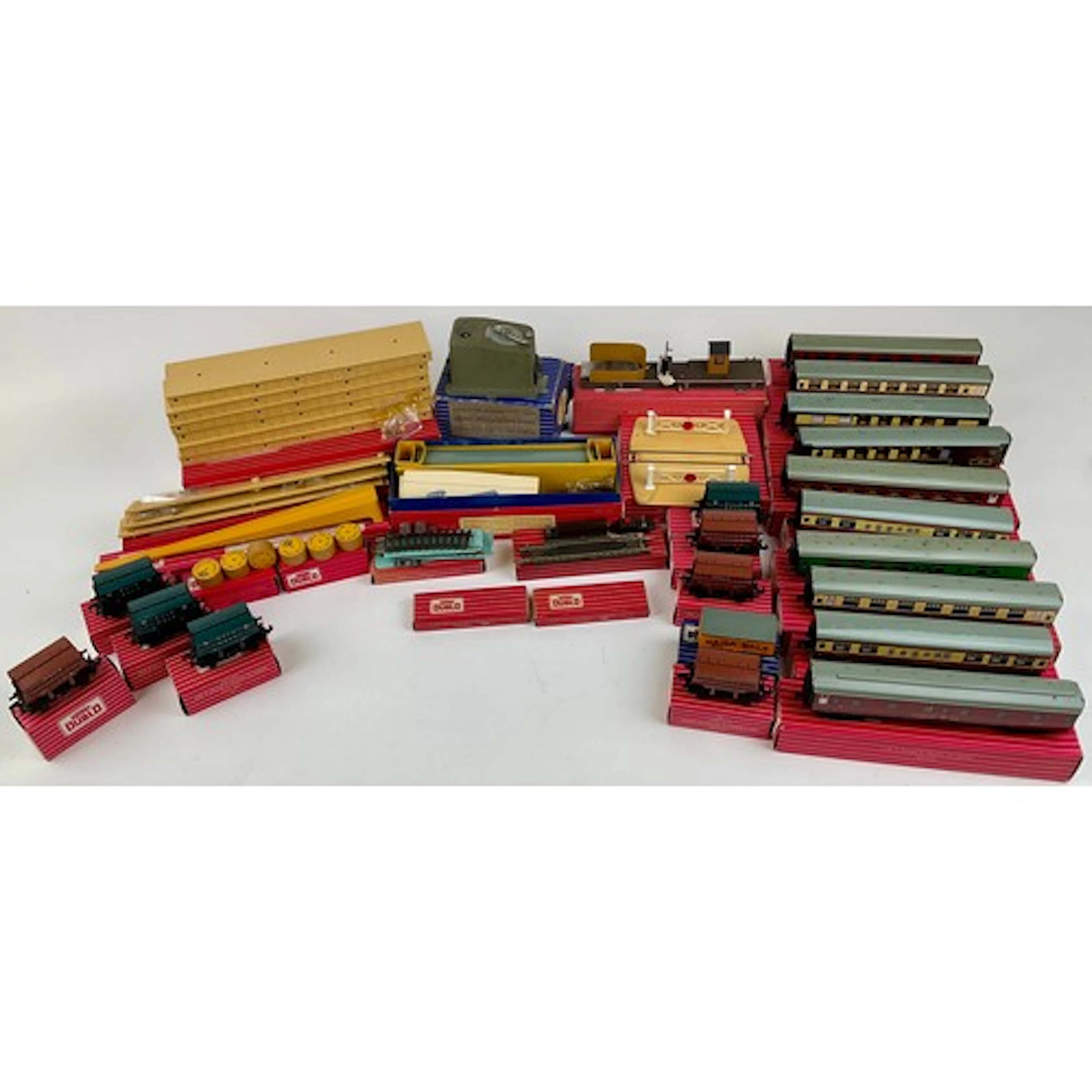 Hornby Dublo Model Railways - A quantity of Hornby Dublo box...
