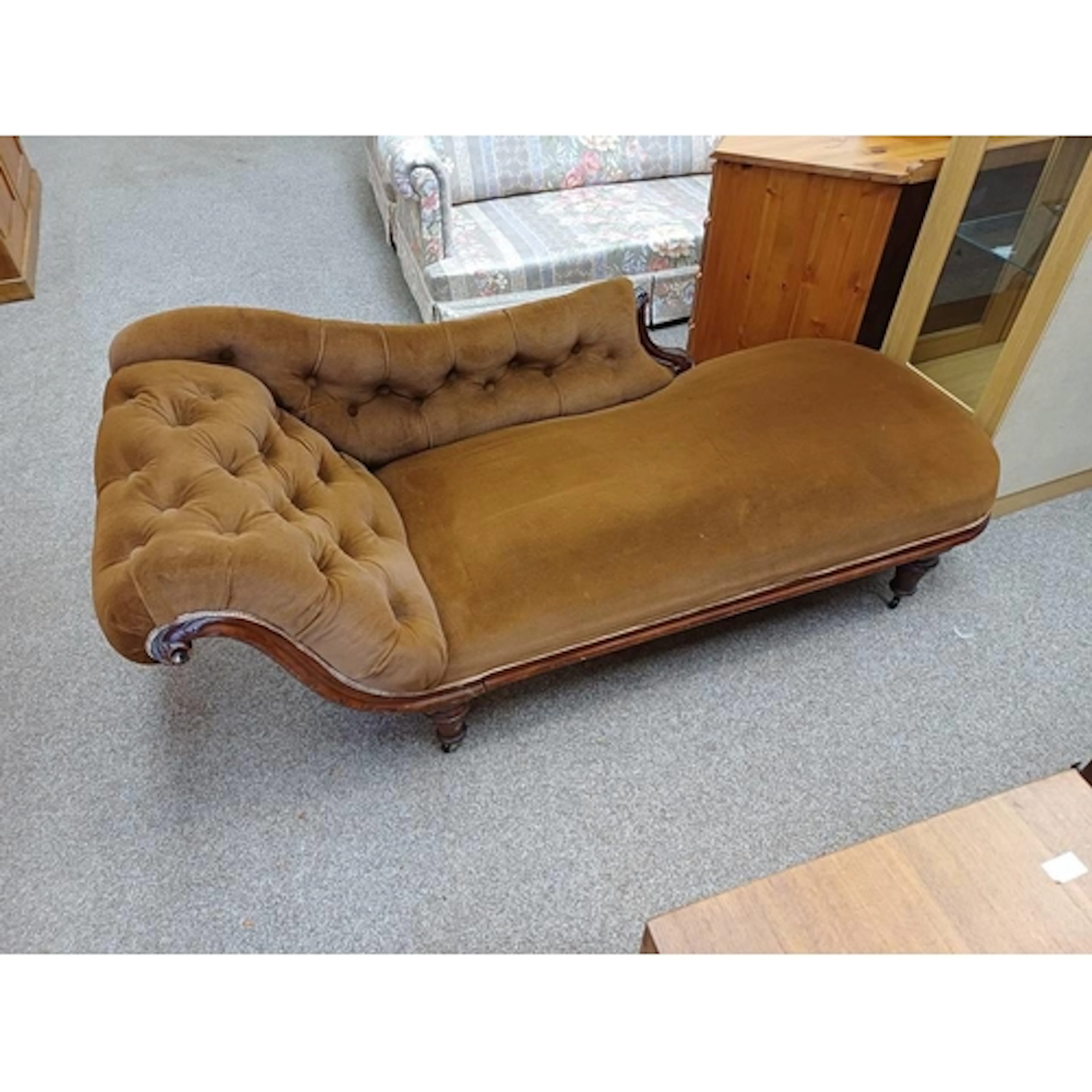 19TH CENTURY MAHOGANY FRAMED BUTTONED CHAISE LONGUE ON CABRI...