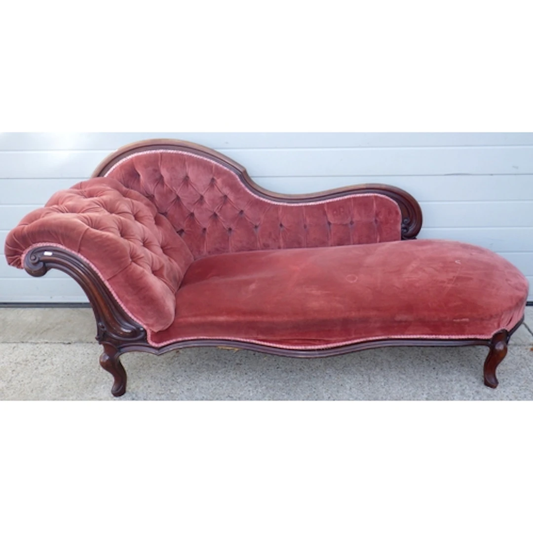 A pink button upholstered chaise longue on cabriole legs