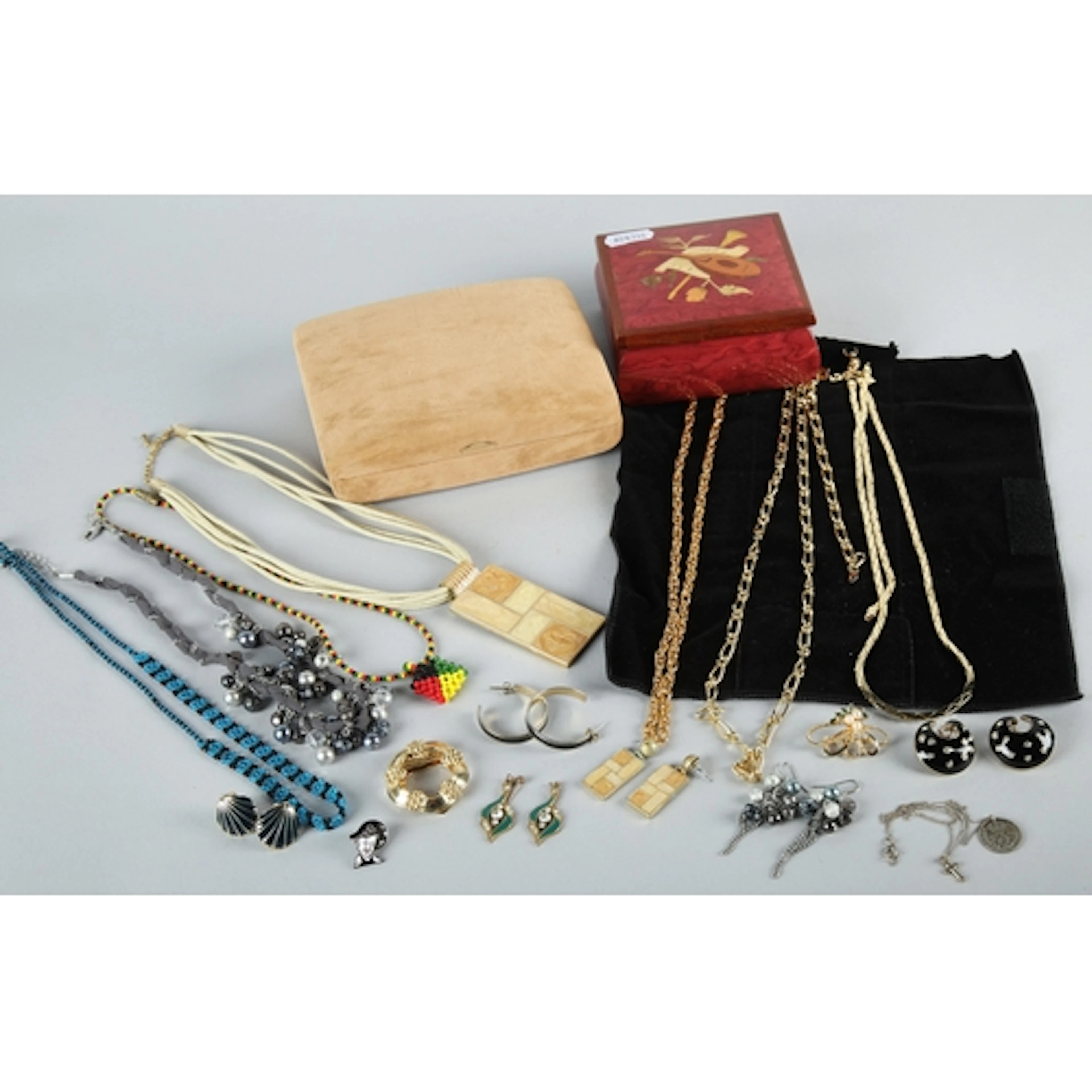 Costume jewellery to include necklaces, bracletes, earrings,...