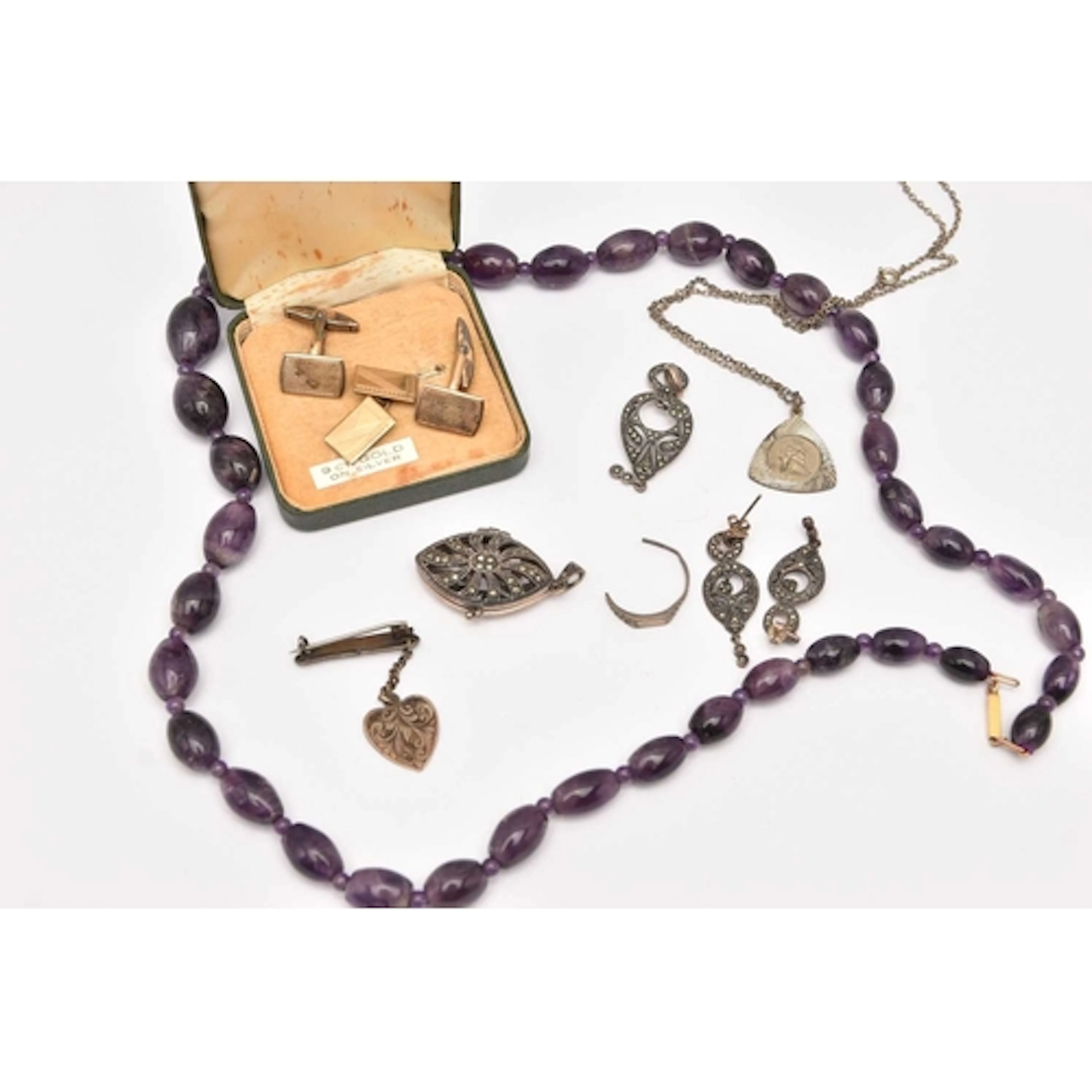 AN ASSORTMENT OF JEWELLERY, to include an amethyst beaded ne...