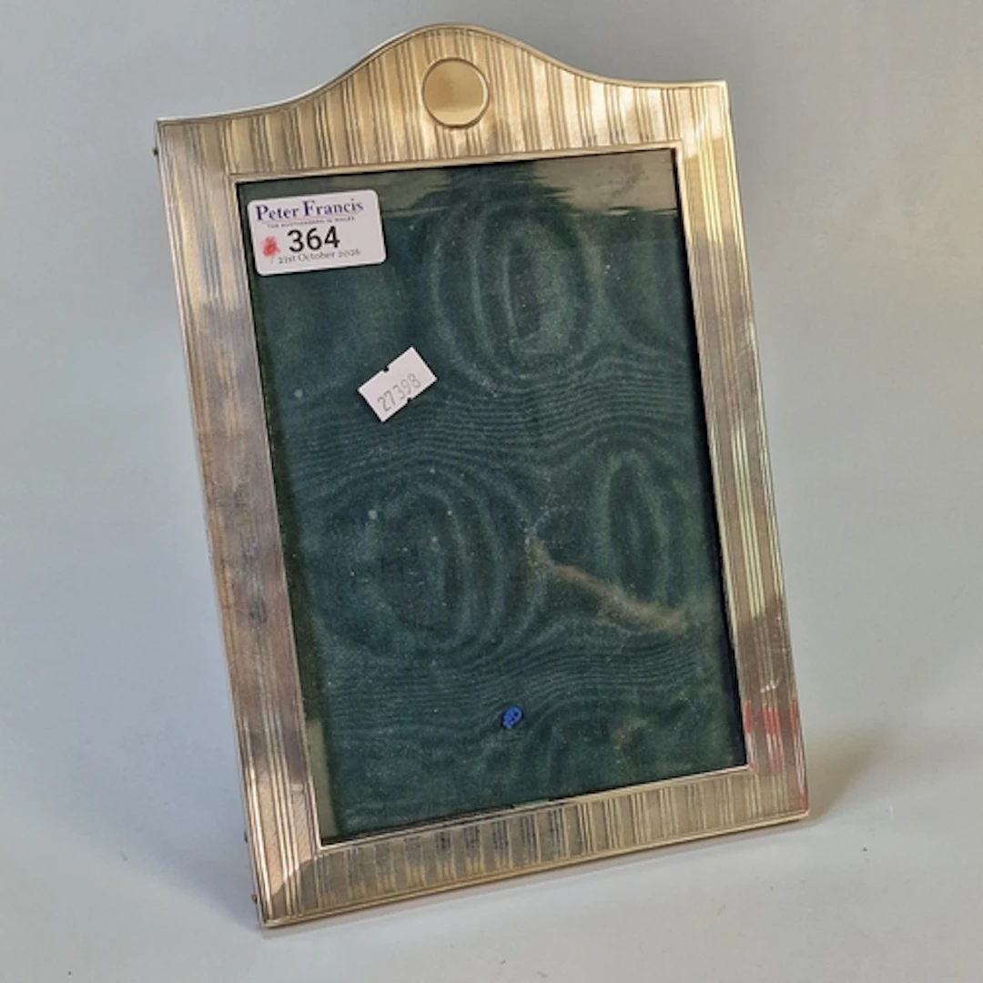 George V silver engine turned arch top easel photograph/pict...
